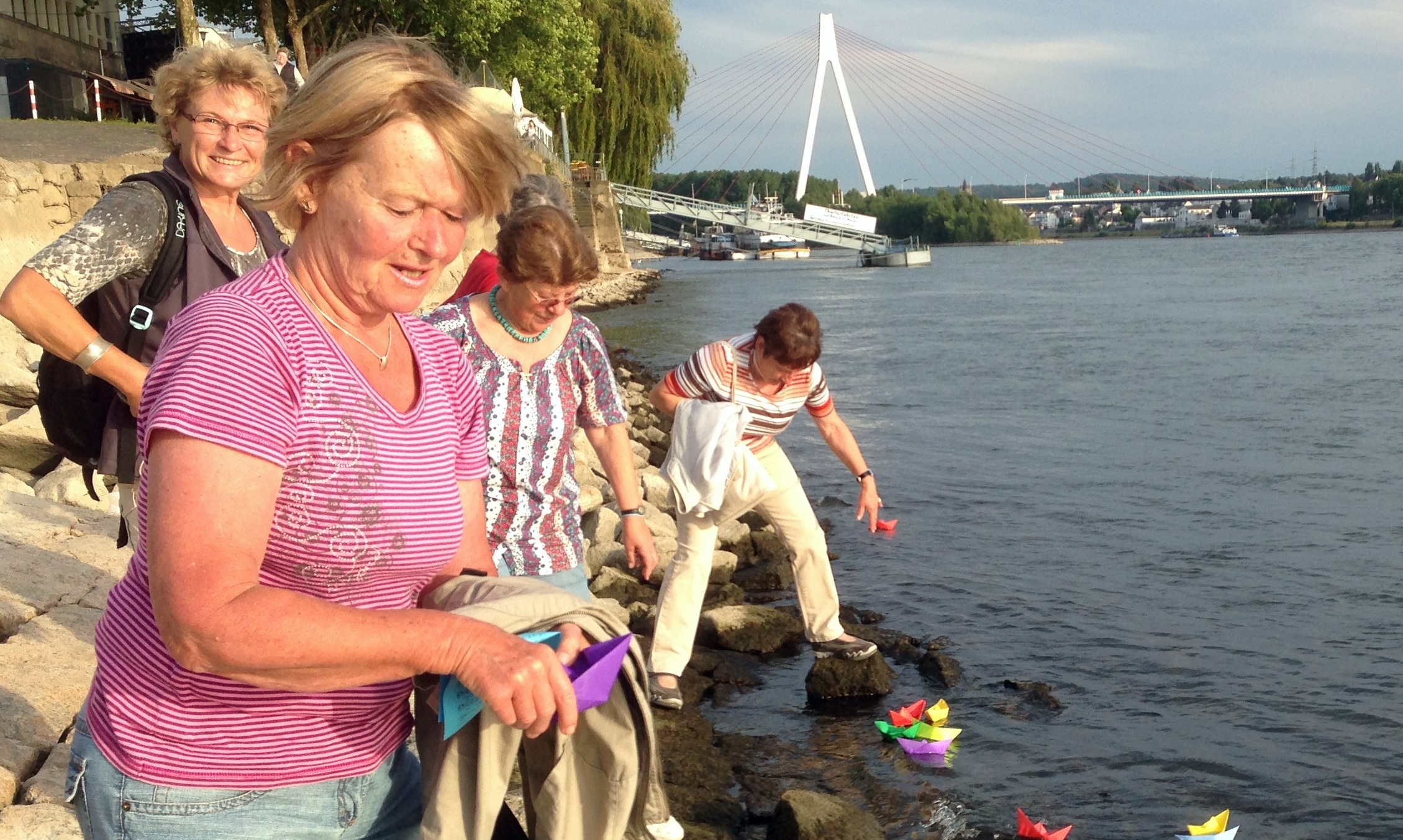 Im Rahmen der meditativen Abendwanderungen gibt es manchmal auch kleinere Aktionen, wie das Zuwasserlassen von Papierschiffchen auf dem Rhein.