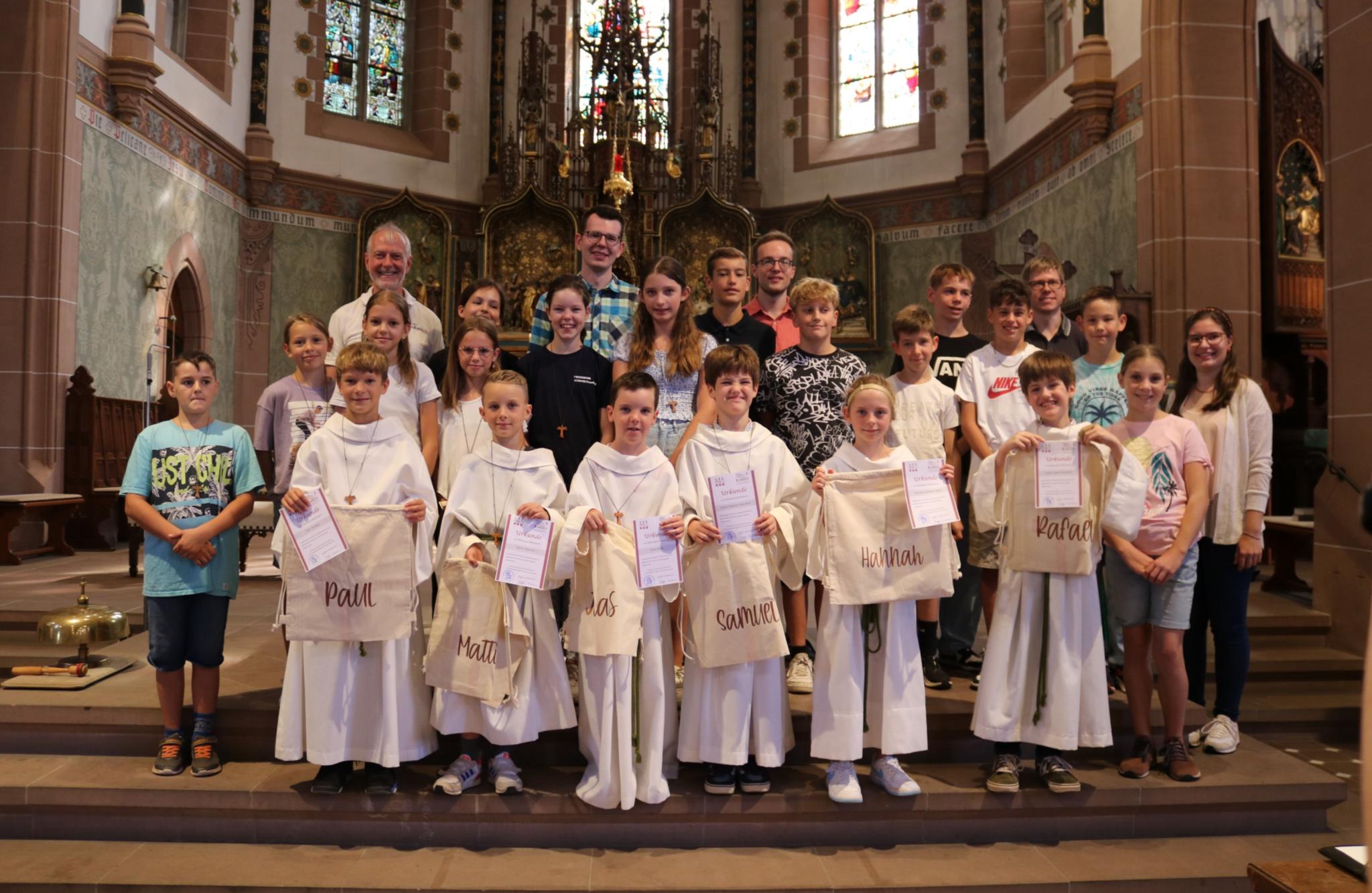 Gottesdienst mit feierlicher Einführung der sechs neuen Messdiener