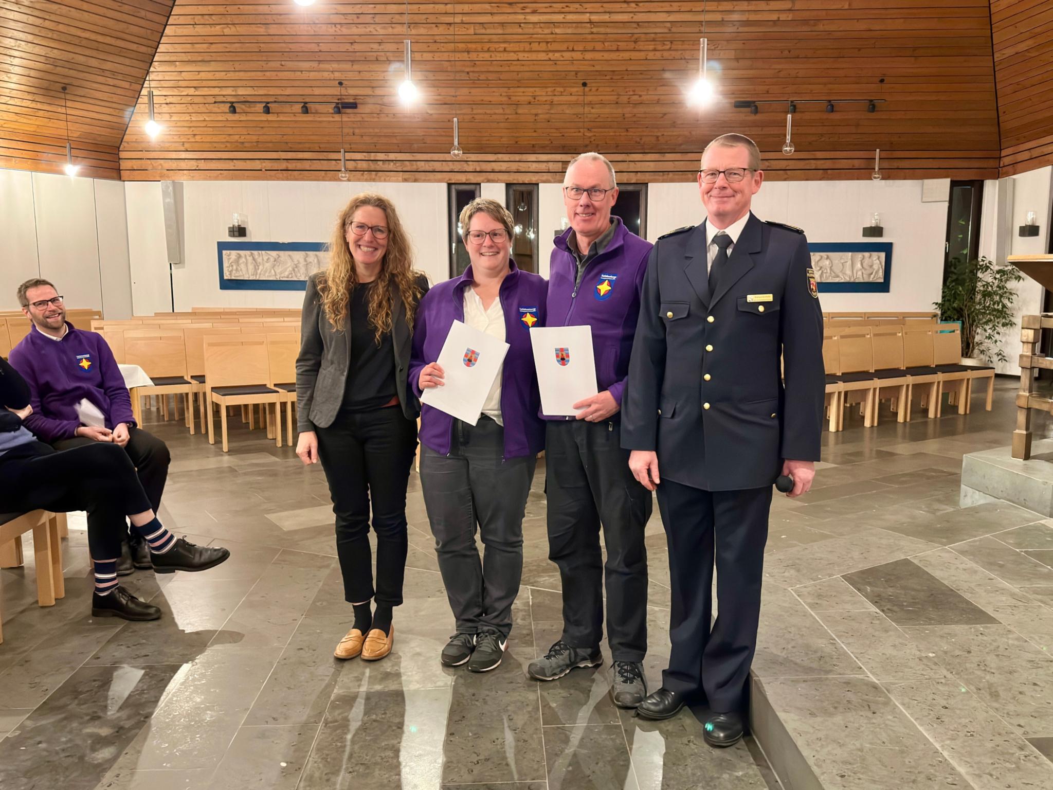 Iris Molter-Abel (links) und Andreas Kircharzt (rechts) gratulieren der neuen Notfallseelsorgerin Danielle Kuhn und dem neuen Notfallseelsorger Stephan Metzler zur Beauftragung