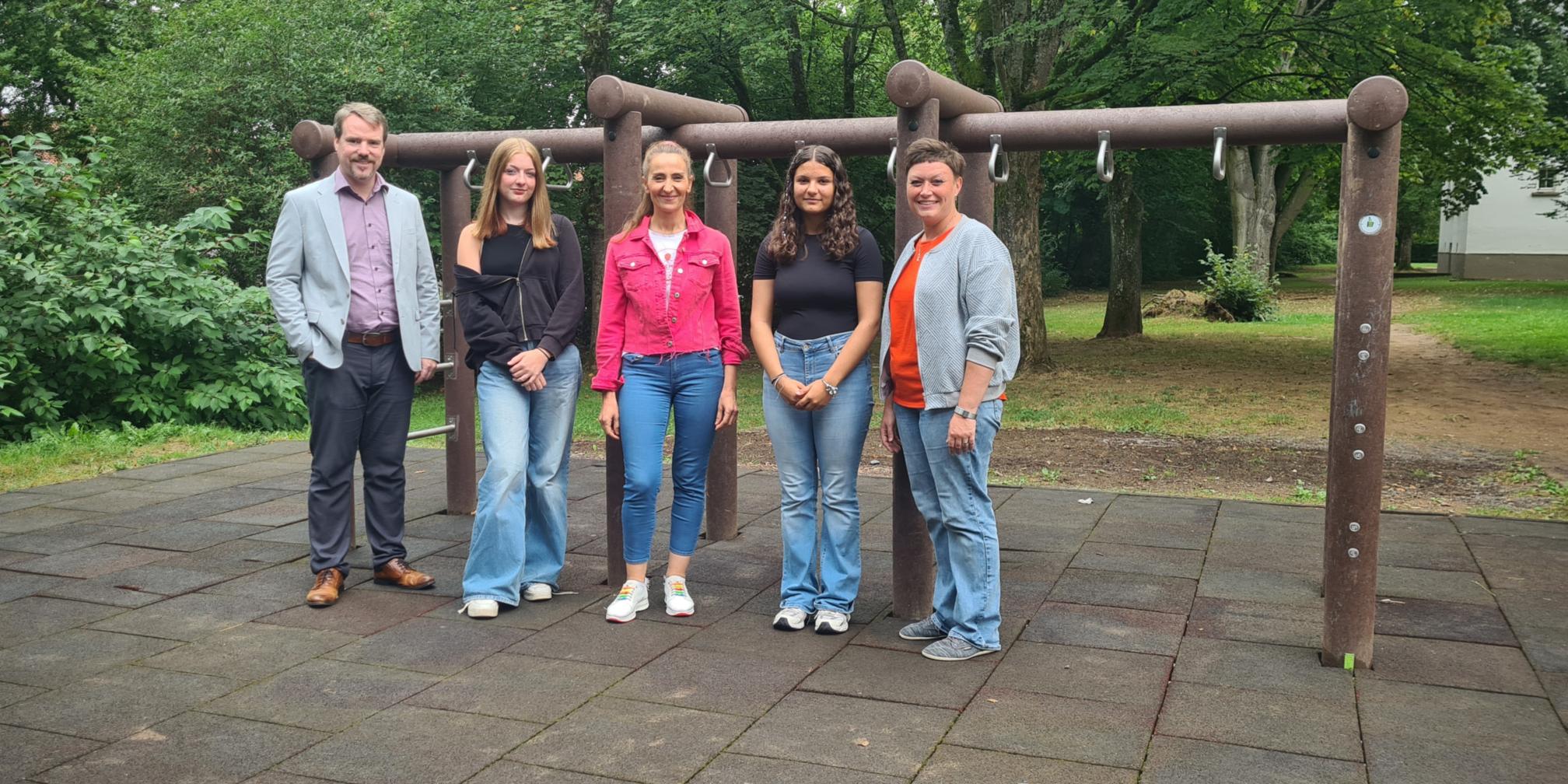 v.l.n.r.: Andreas Hackert (Schulleiter GemS), Katharina Meiser (Schülervertretung), Ipek Frischbier (Vorsitzende Förderkreis), Elif Senyüz (Schülervertretung). Verena Laase (Schulleiterin Grundschule)