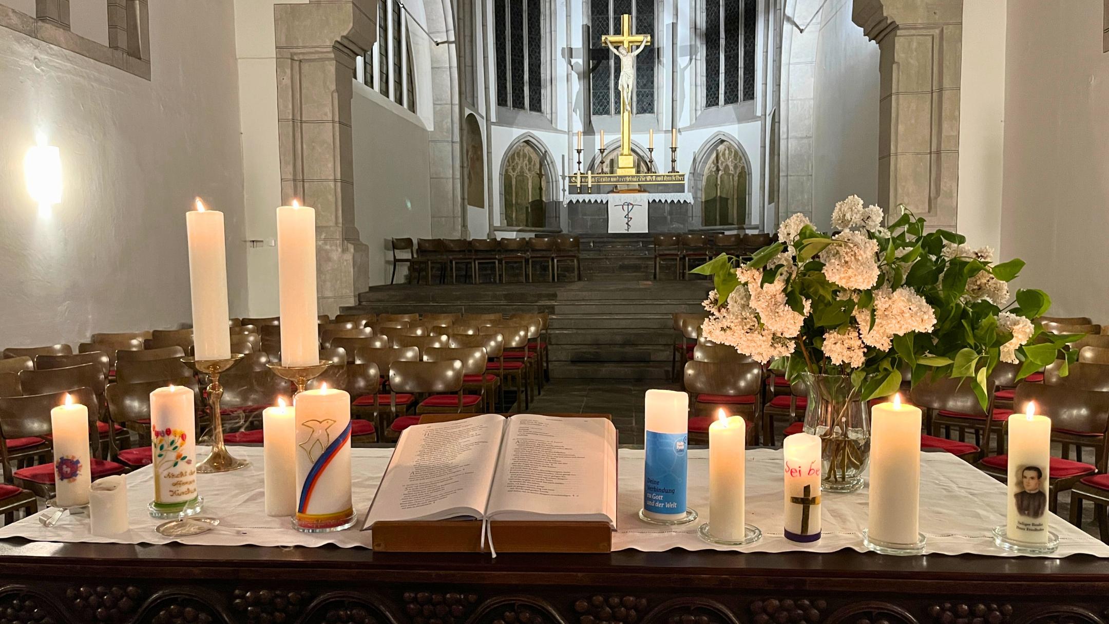 Traditionell wird die Nacht der offenen Kirchen in Koblenz mit dem gemeinsamen Gebet für die Stadt beendet, bei dem alle beteiligten Gemeinden eine Kerze auf den Altar stellen.
