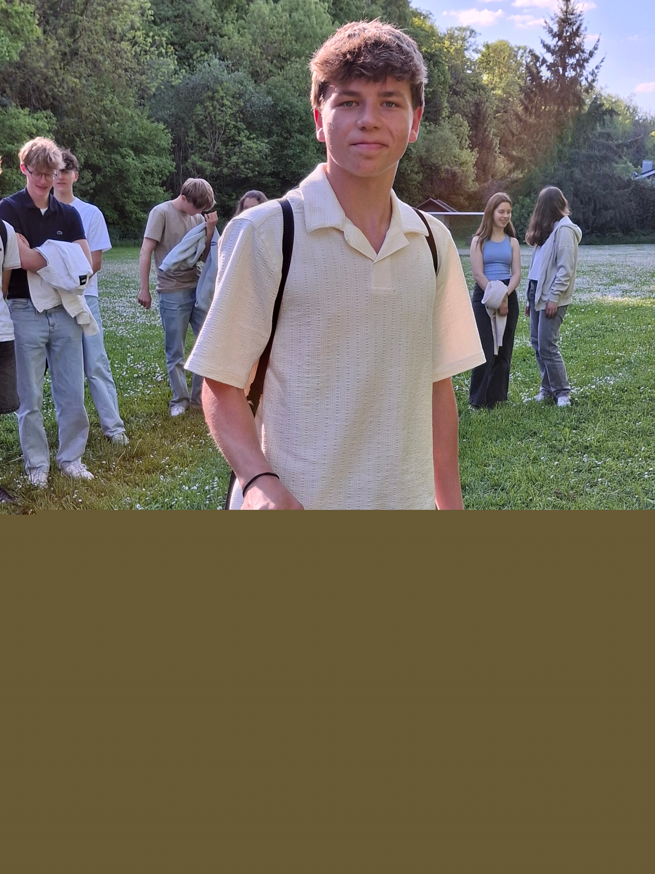 Ein Schüler trägt die Königsfigur gerne ein Stück des Weges.
