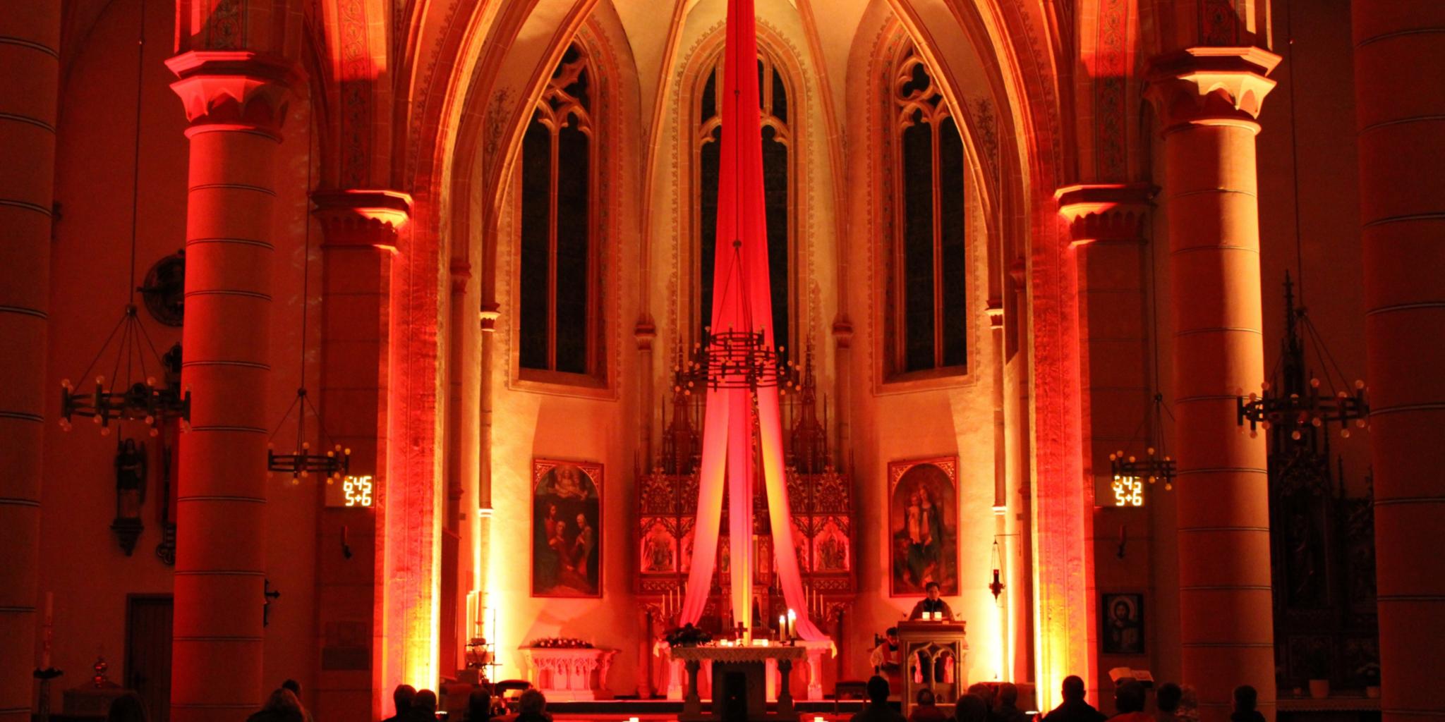 Lichtermeer in der Kirche Maria Himmelfahrt in Marpingen.