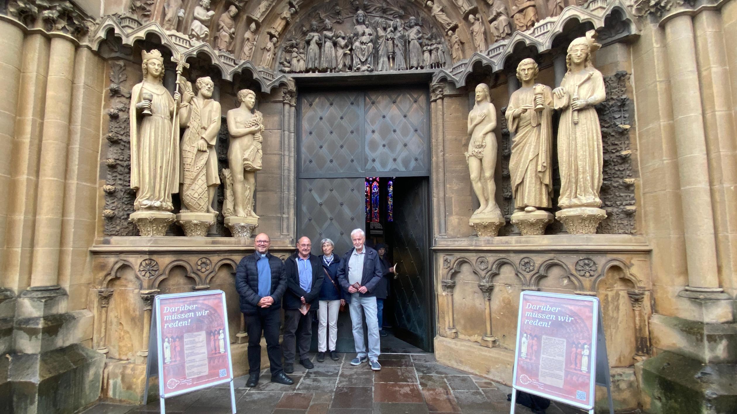 Pfarrer Dr. Markus Nicolay, Michael Berens, Judith Boswell und Heinz Valerius (vlnr.) vor dem Portal von Liebfrauen