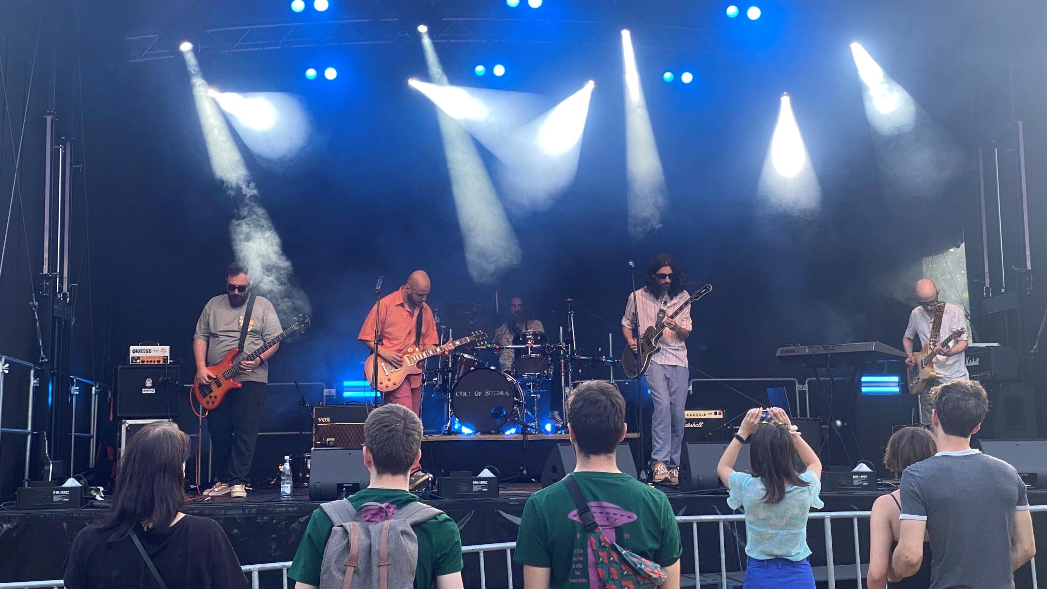 Die georgische Band 'On the Road' aus Tbilissi spielt bei der Rockwiese.