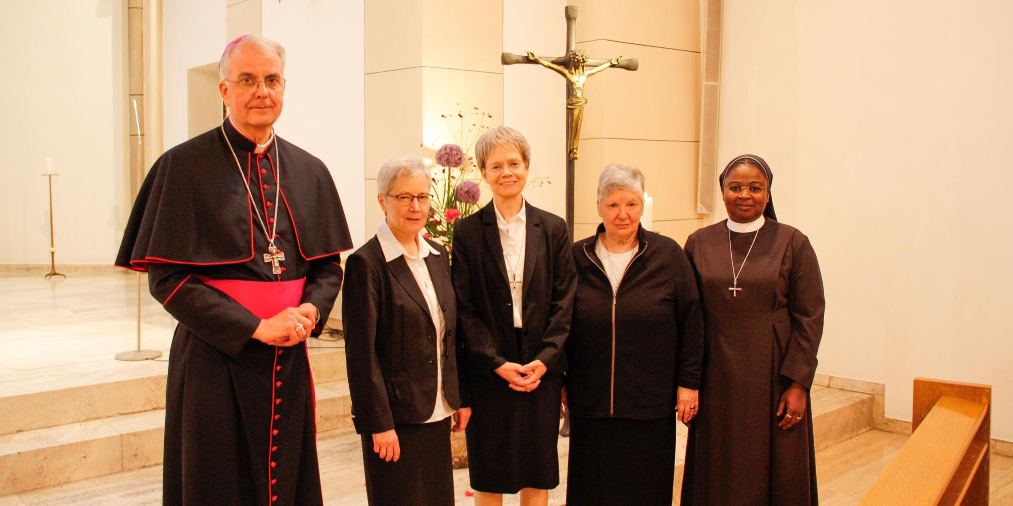 Der Trierer Weihbischof Jörg Michael Peters mit der neu gewählten Ordensleitung: Generaloberin Schwester M. Michaele Rohde (Mitte), Generalvikarin Schwester Gerlinde-Maria Gard (Zweite v. links) und die beiden Generalrätinnen Schwester Jutta Maria Musker und Schwester M. Diane Tobossi (rechts).