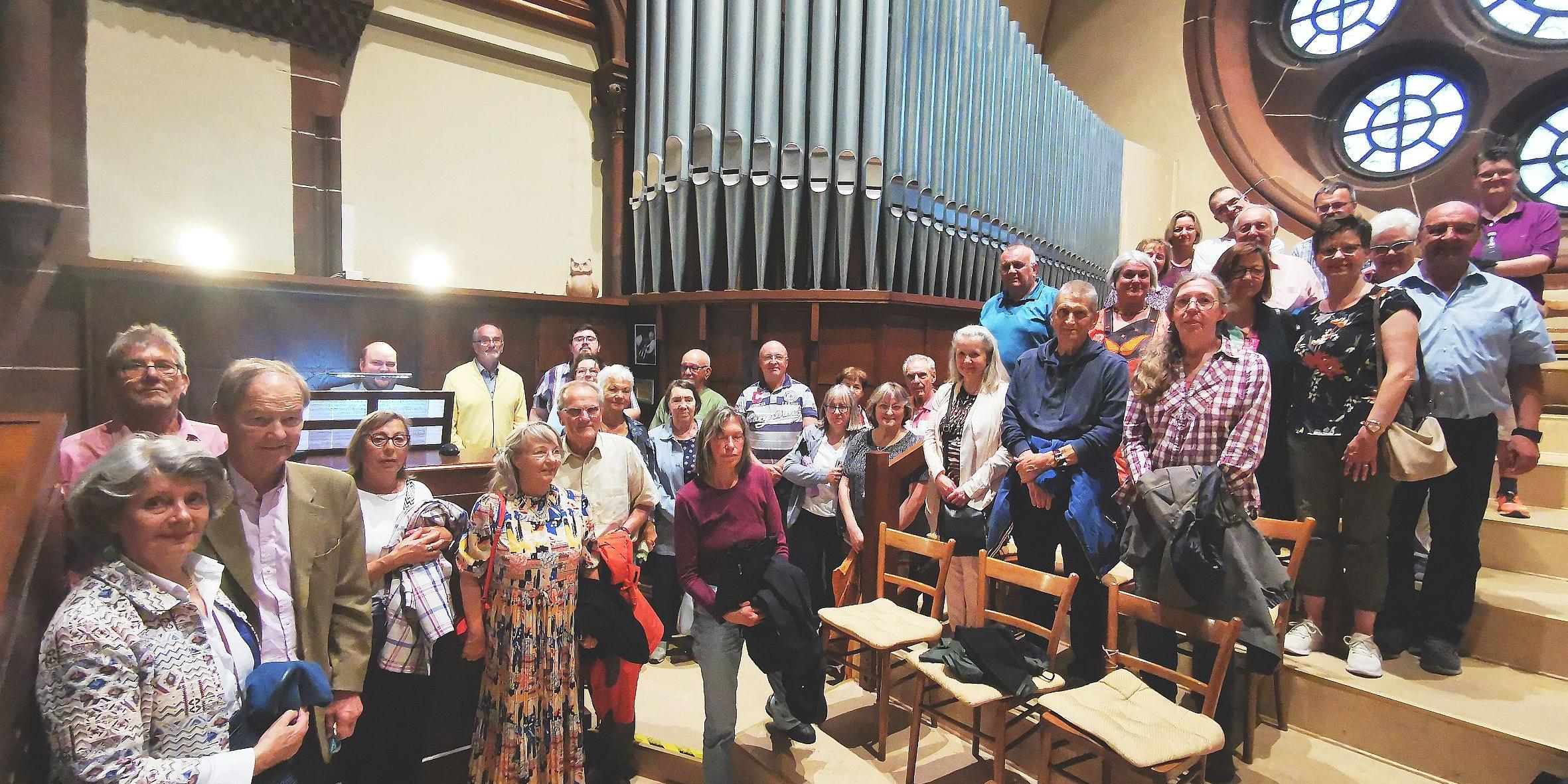 Die Teilnehmerinnen und Teilnehmer des Orgelspaziergangs an dem prächtigen Instrument in der Pfarrkirche St. Lutwinus.