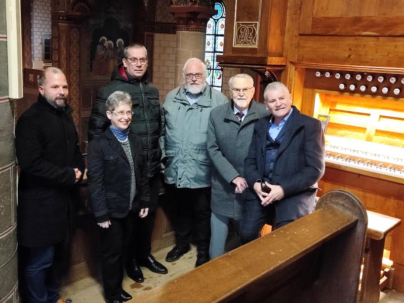 Jens Michels, Marion Oswald, Georg Koch, Orgelbauer Hubert Fasen, Winfried Hansel und Heribert Fuchs (von links) an der restaurierten Orgel