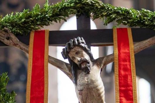 Osterkreuz im Trierer Dom