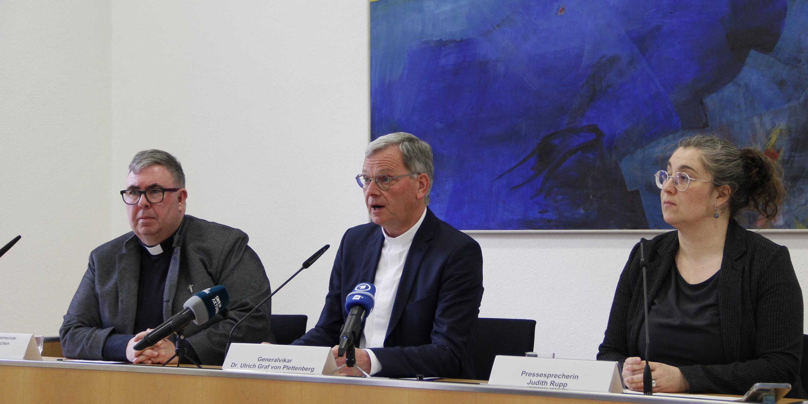 Generalvikar Dr. Ulrich Graf von Plettenberg (Mitte), links Pfarrer Bernd Seibel und Pressesprecherin Judith Rupp.