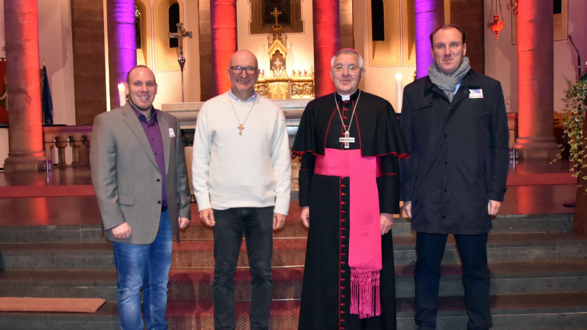 Simon Hoffmann, Dekan Olaf Harig, Weihbischof Franz Josef Gebert und Jörg Sonnet.