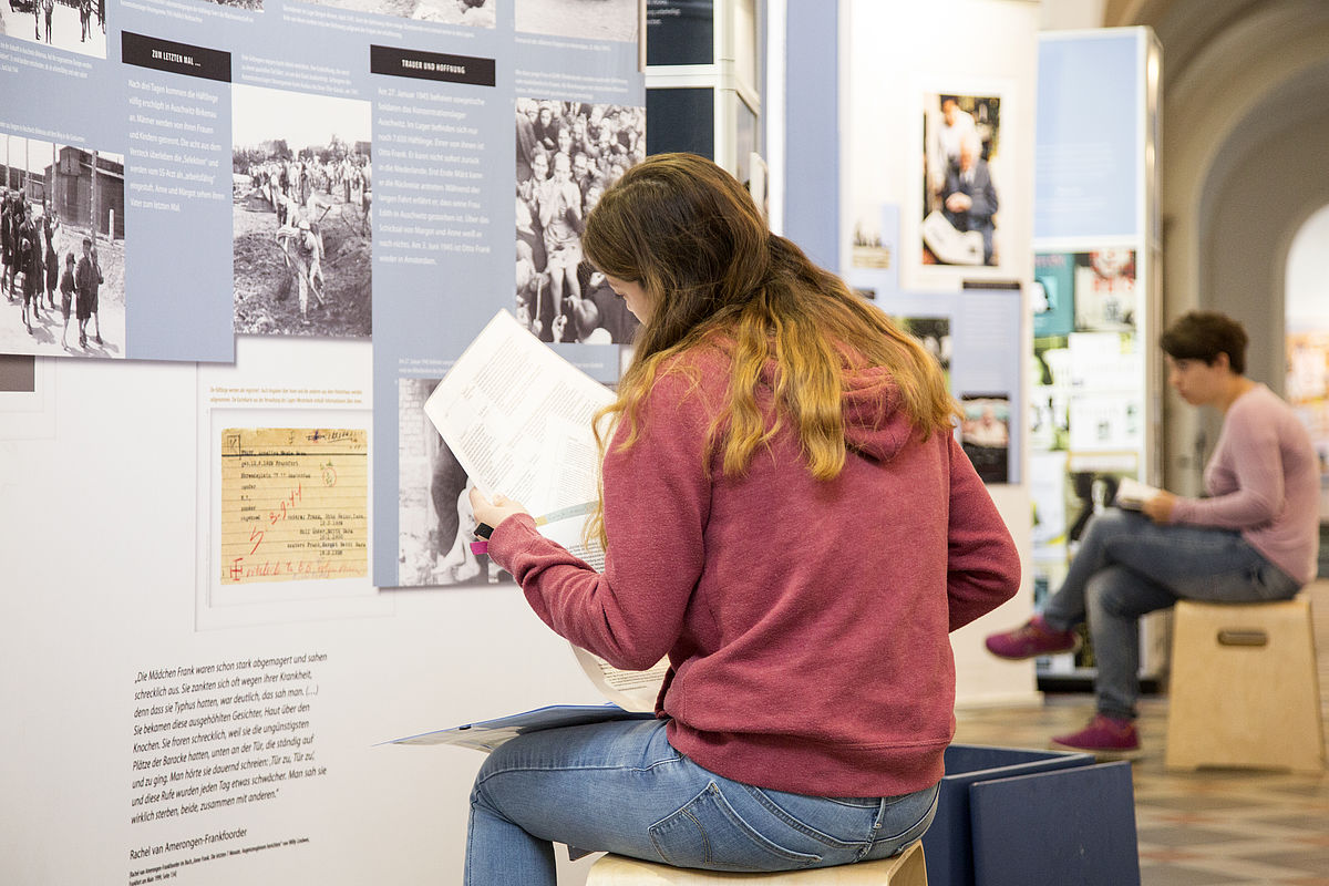 Peer Guides führen durch die Ausstellung 'Deine Anne'.