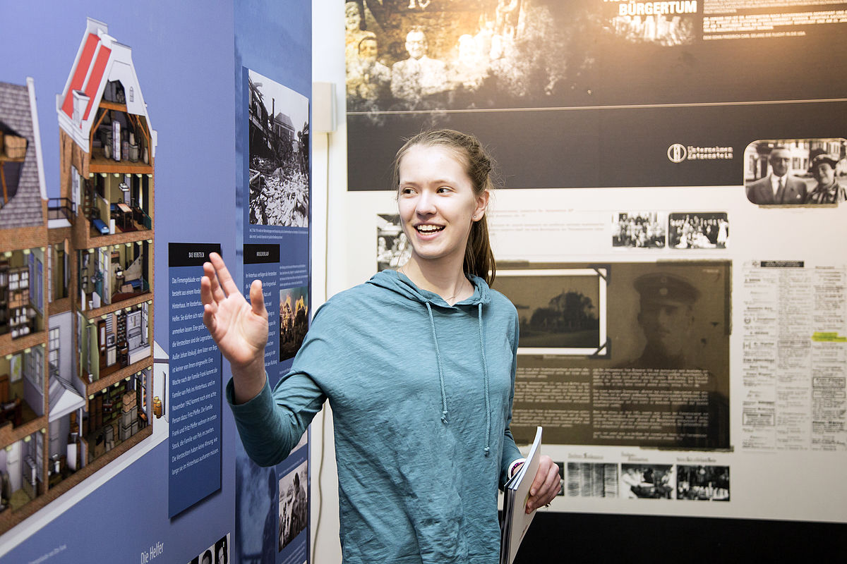 Peer Guides führen durch die Ausstellung 'Deine Anne'.