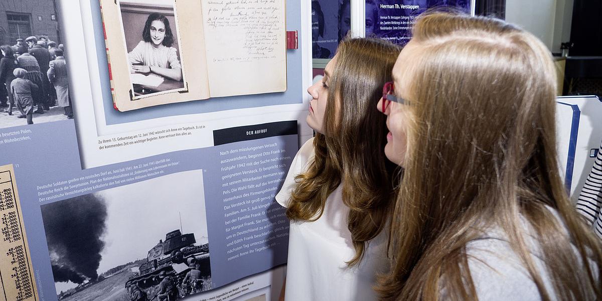 Peer Guides führen durch die Ausstellung 'Deine Anne'.