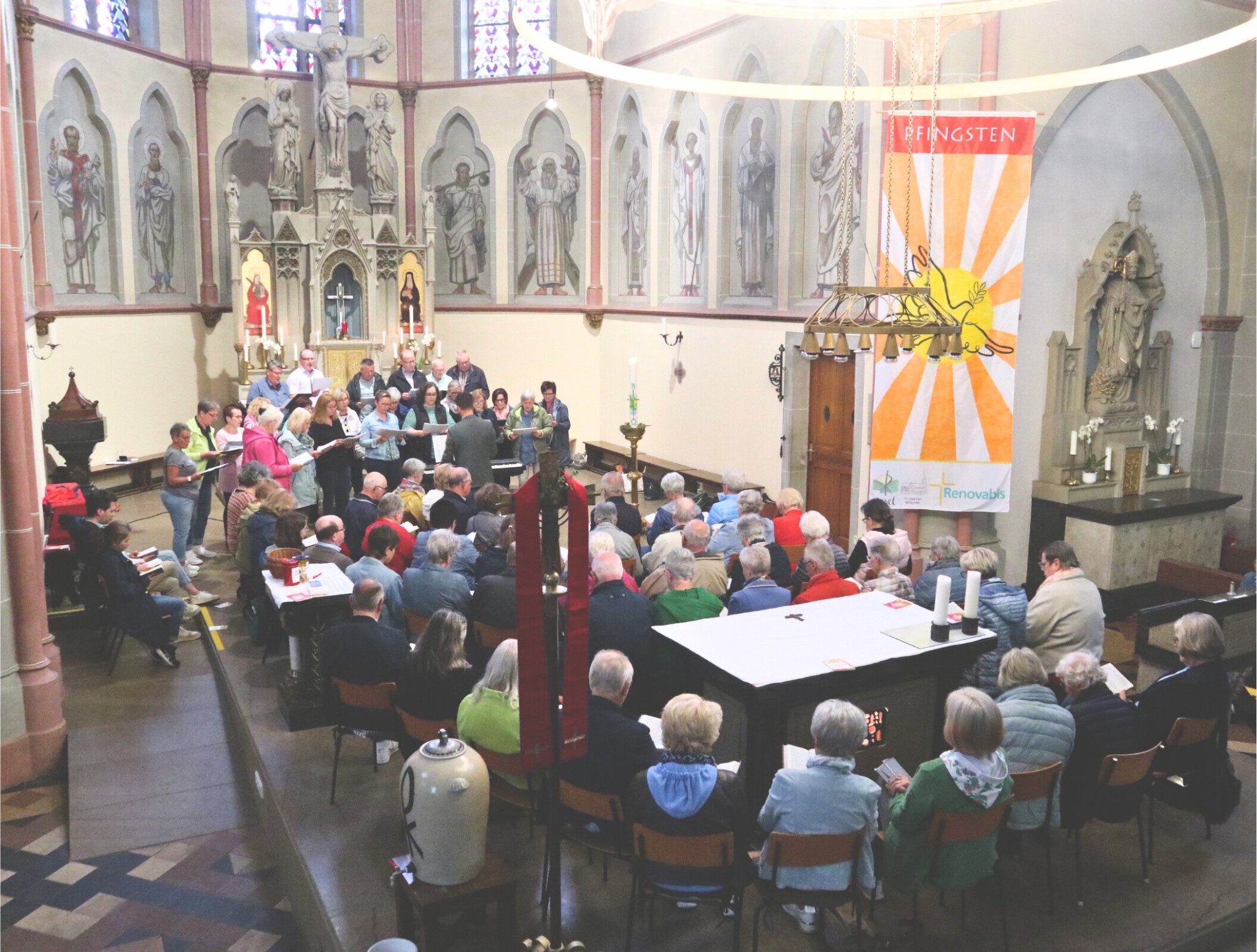 Im Altarraum von St. Ignatius in Betzdorf versammeln sich zur neuntägigen Pfingstnovene immer mehr als 50 Personen. Diesen Abend gestalteten die Kirchenchöre Cäcilia Elkenroth und Rosenheim.