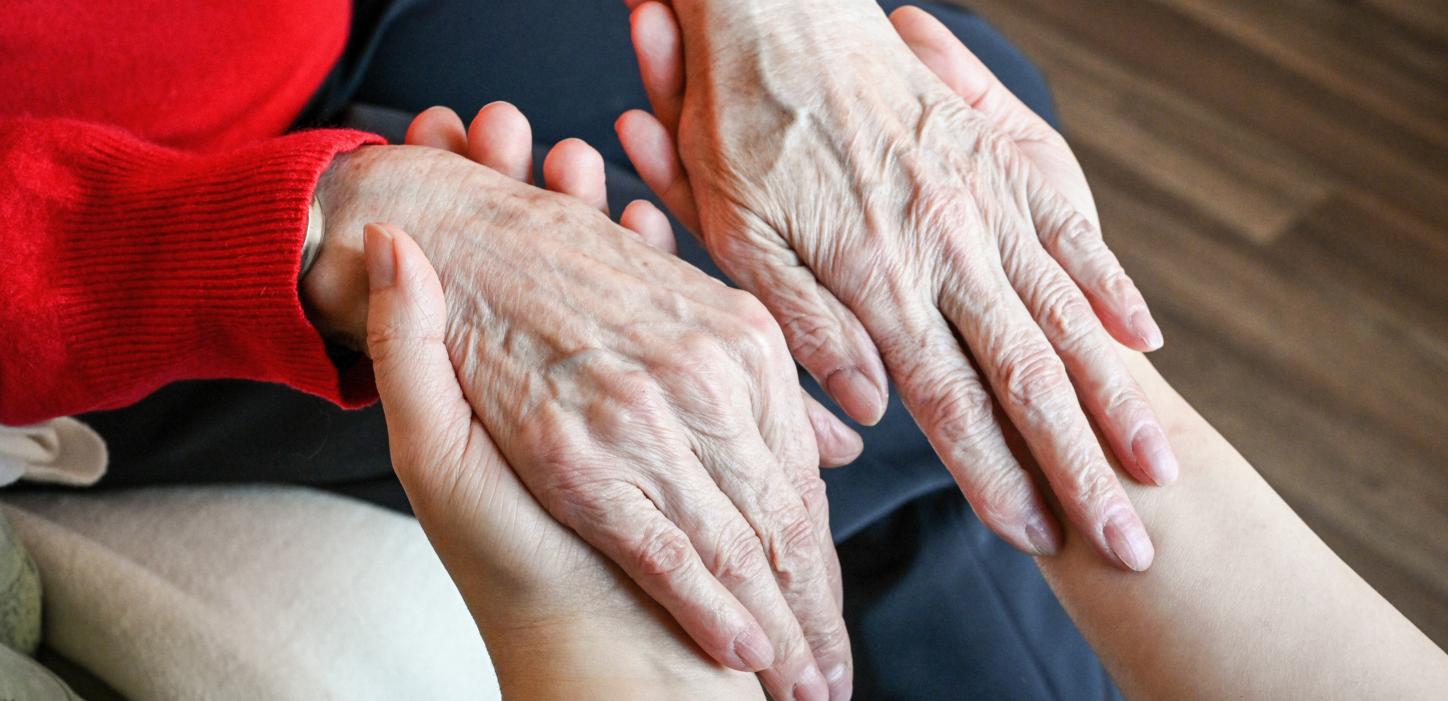 Alte Menschen brauchen Pflege und Zuwendung. Und gerade Zuwendung braucht Zeit, die im Heim oft nicht gegeben ist. Bei aller Liebe und Fürsorge dürfen in der Pflege aber nicht die eigenen Bedürfnisse vergessen werden.