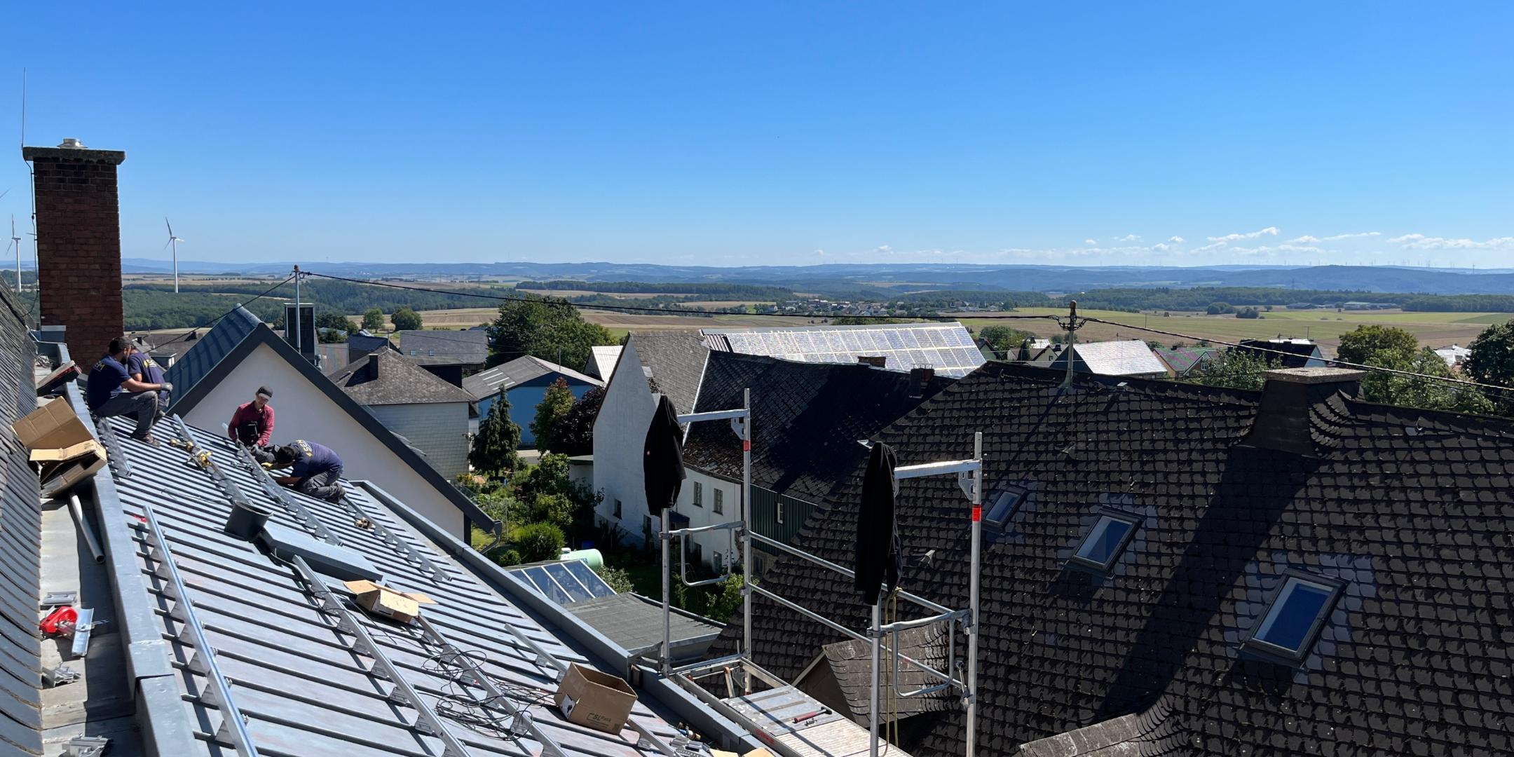Die Kirche in Illerich hat eine Photovoltaik-Anlage auf ihrem Dach.