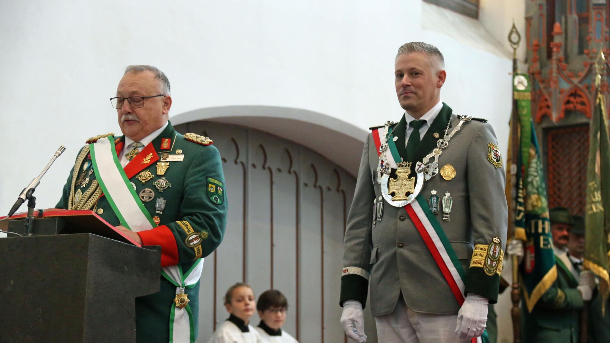 Diözesanbundesmeister Hubert Mohr (links) stellt der Gemeinde im Festgottesdienst den neuen Diözesanschützenkönig Pierre Prüm vor.