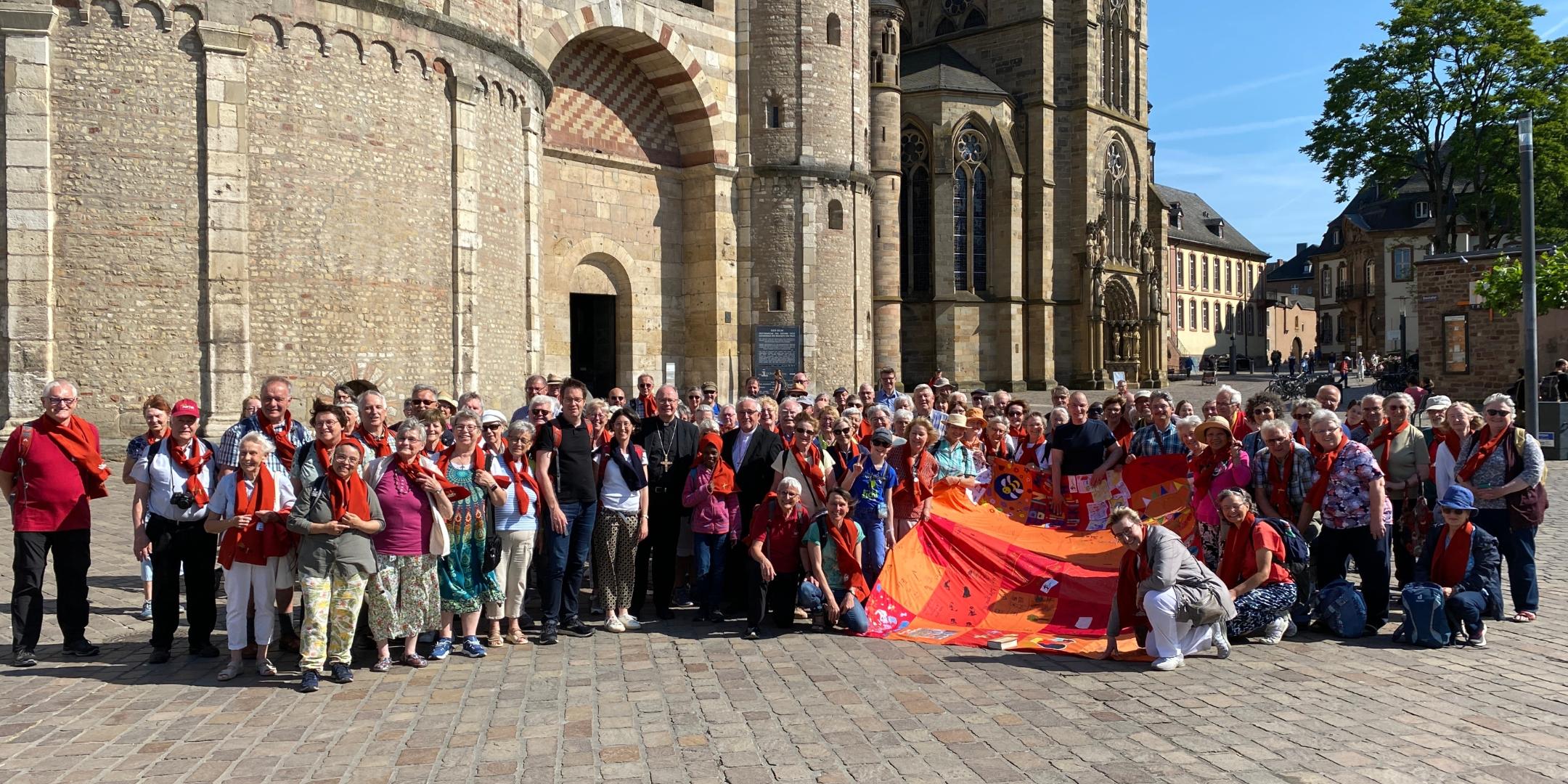 Die Martinspilgergruppe aus dem Bistum Rottenburg-Stuttgart vor dem Trierer Dom