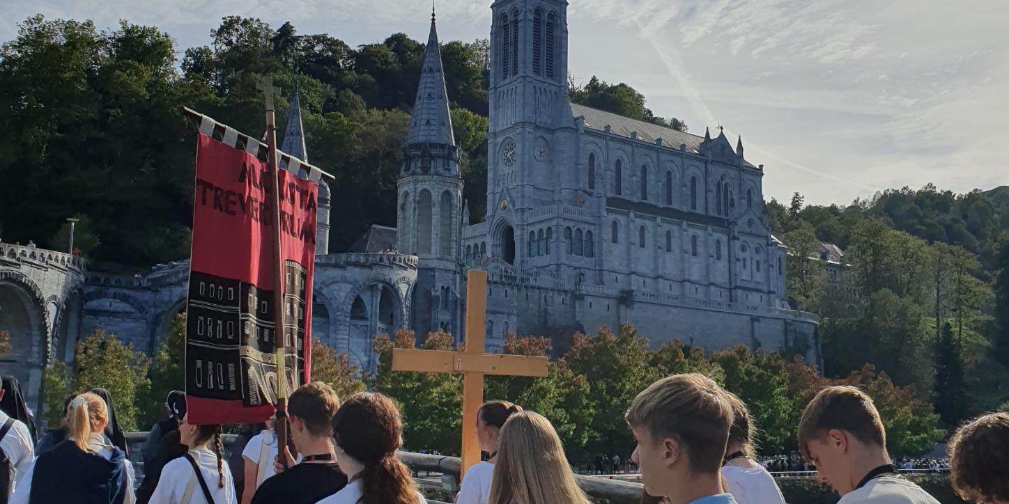 Prozessionen und Andachten gehören zum Tagesablauf in Lourdes.