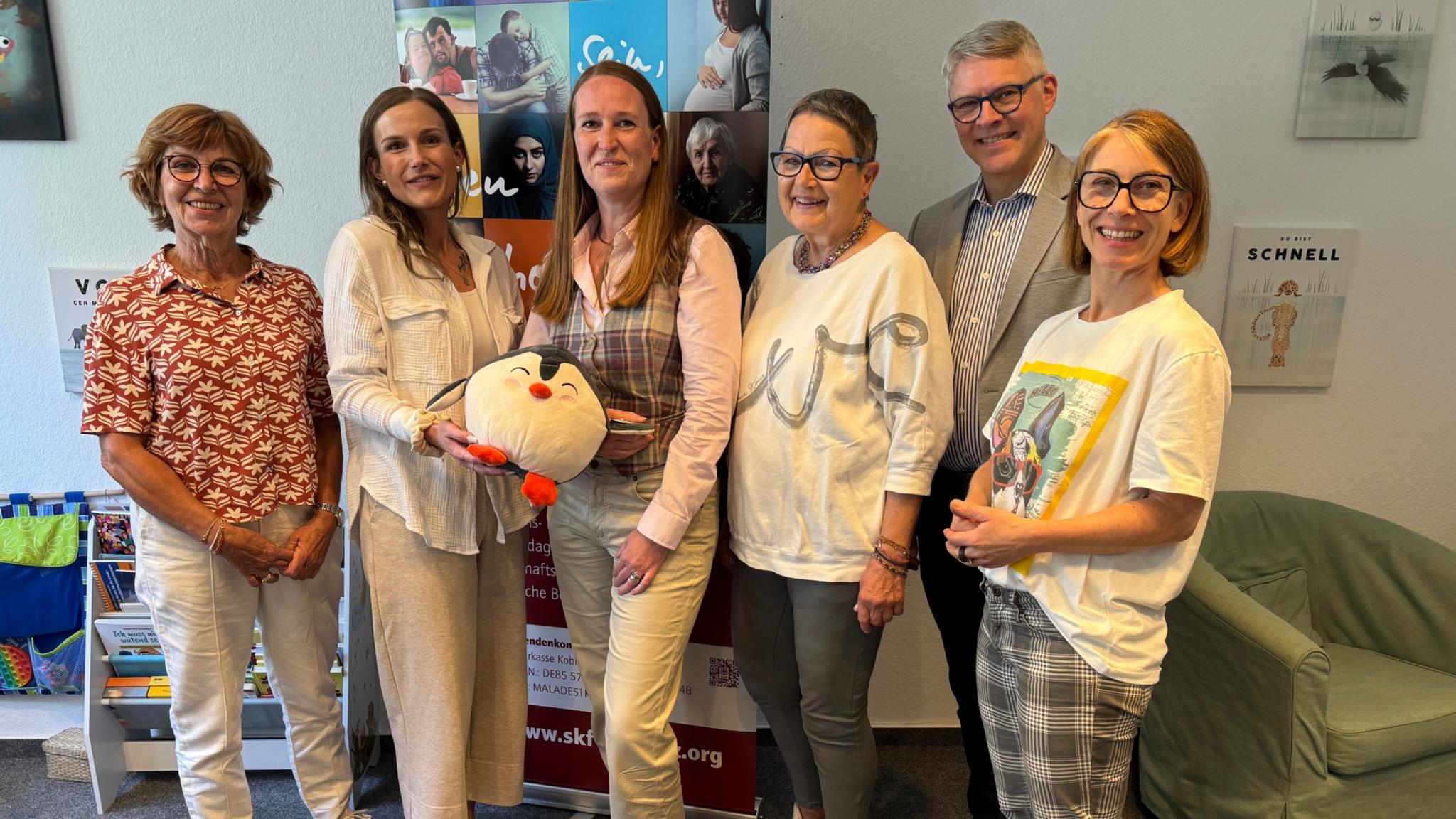 Von links: Petra Assenmacher (Vorsitzende SkF), Janine Stamm (Fachkraft Projekt Pinguin), Bettina Echtermeyer (Fachkraft Projekt Pinguin), Nora Salvadori (Vorsitzende Förderverein Frauenhaus), Björn Neureuter (Vorsitzender Förderverein Haus des Jugendrechts), Stefanie Coopmeiners (Geschäftsführerin SkF)