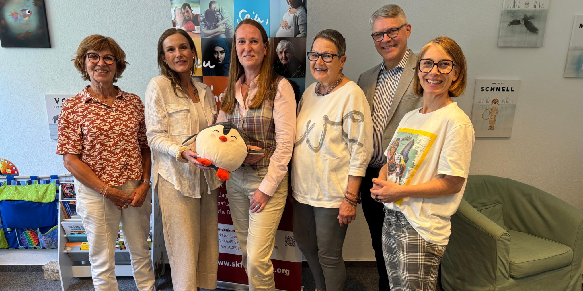 Von links: Petra Assenmacher (Vorsitzende SkF), Janine Stamm (Fachkraft Projekt Pinguin), Bettina Echtermeyer (Fachkraft Projekt Pinguin), Nora Salvadori (Vorsitzende Förderverein Frauenhaus), Björn Neureuter (Vorsitzender Förderverein Haus des Jugendrechts), Stefanie Coopmeiners (Geschäftsführerin SkF)
