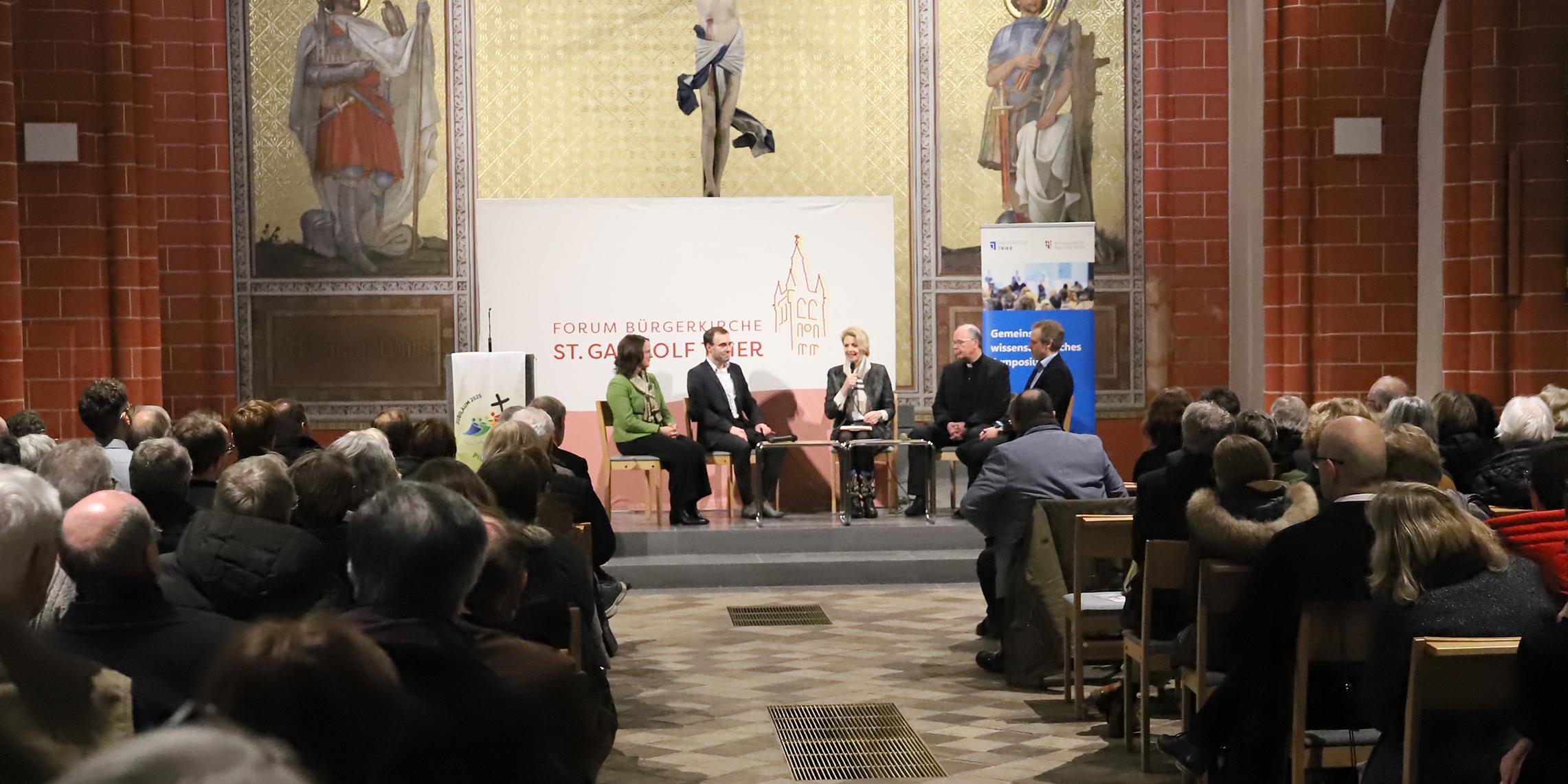 Dr. Yvonne Russell, Prof. Dr. Ingo Proft, Prof. Dr. Eva Martha Eckkrammer, Bischof Dr. Stephan Ackermann, Prof. Dr. Benjamin Weyers (vlnr.)