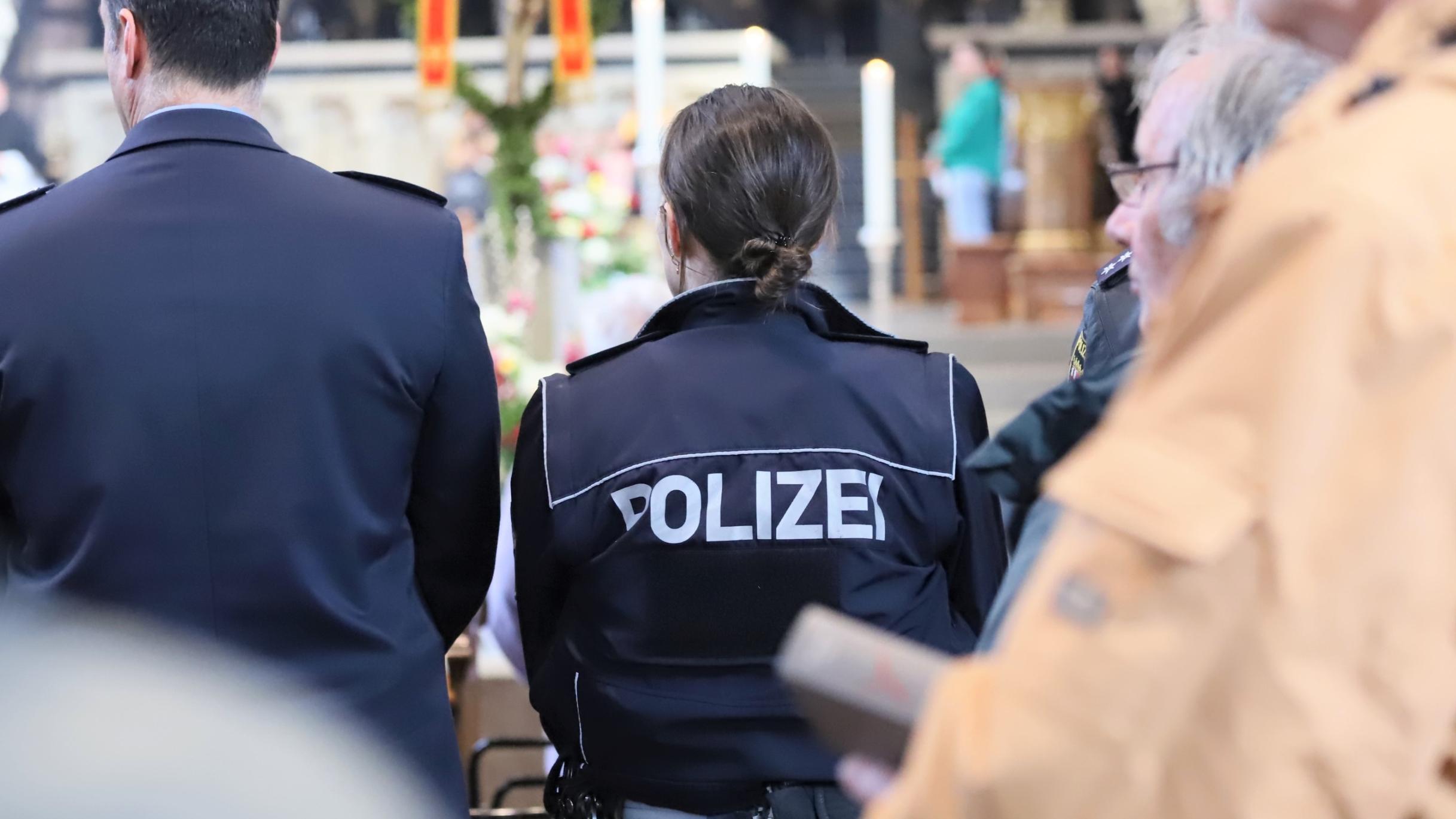 Eine Polizistin im 'Blaulicht-Familie'-Gottesdienst