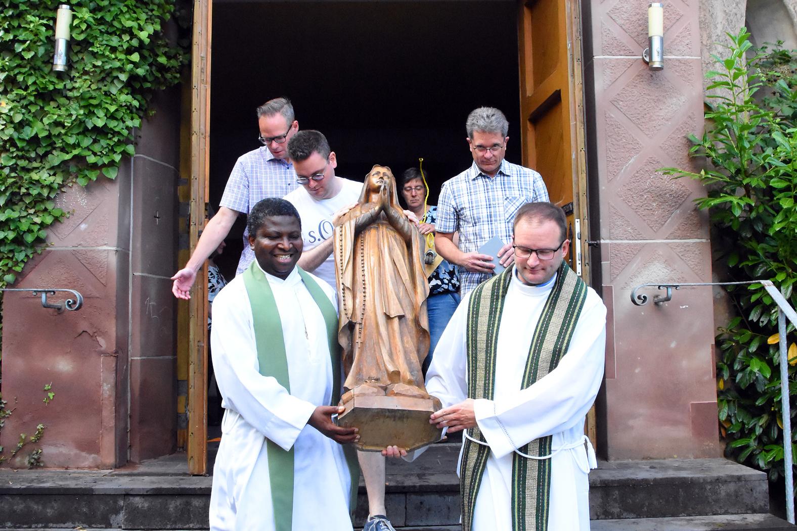 Nach dem Profanierungsgottesdienst wurde die Marien-Statue aus der Kirche getragen.