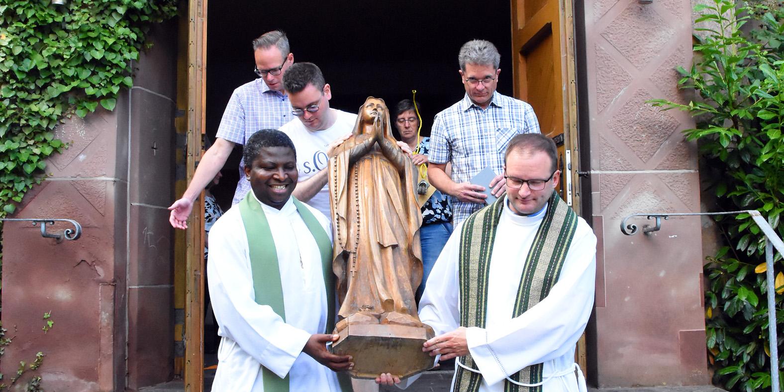 Nach dem Profanierungsgottesdienst wurde die Marien-Statue aus der Kirche getragen.