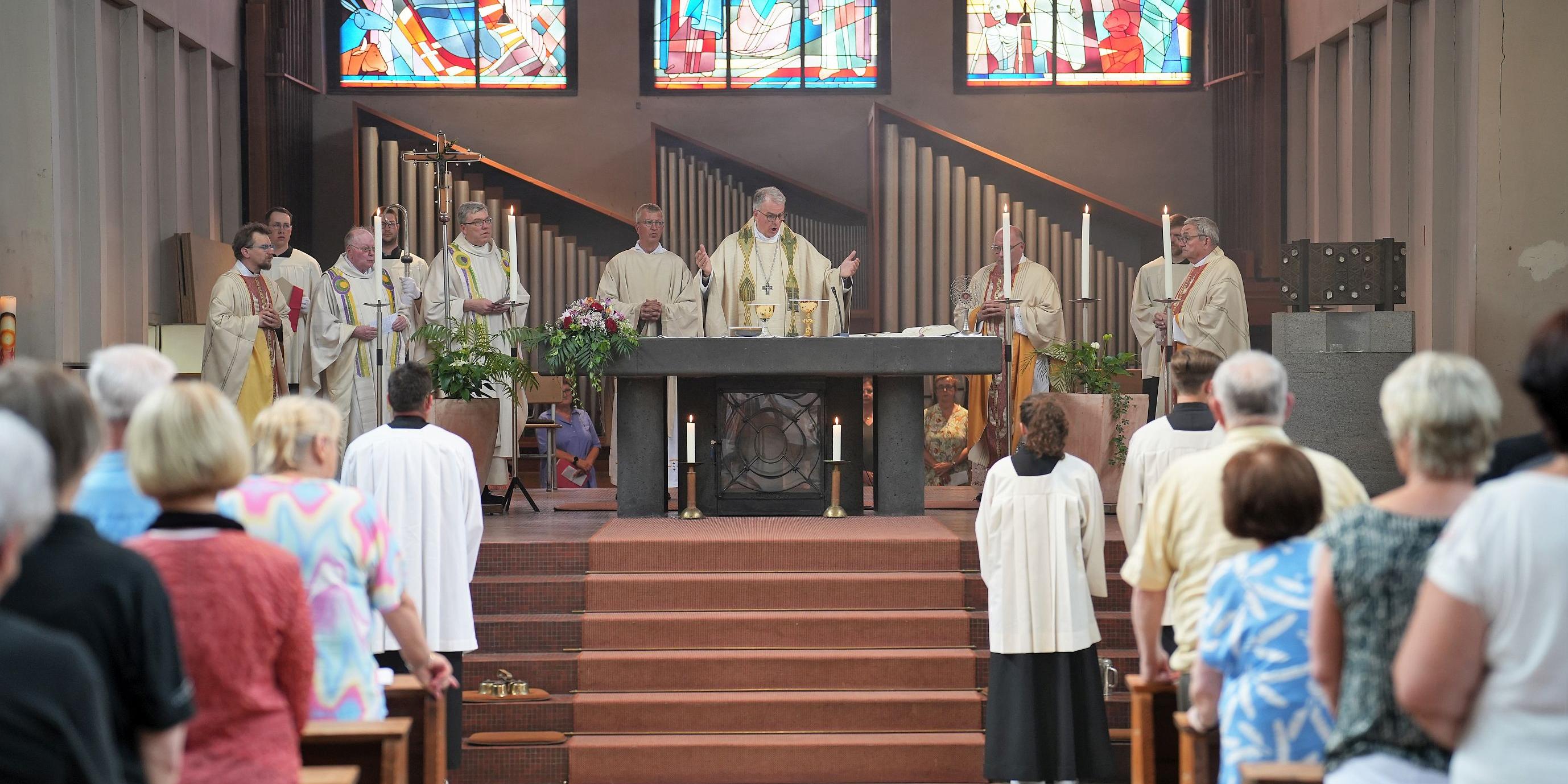 Zahlreiche Geistliche und Gottesdienstbesucher nahmen an der letzten Eucharistiefeier in der früheren Pfarrkirche St. Ambrosius teil.