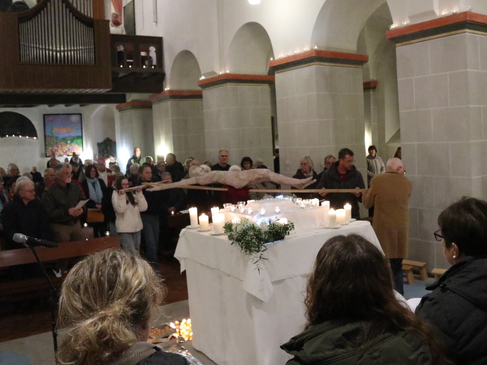 In einer Prozession wurde das Ahrtalkreuz von Kreuzberg nach Altenahr in die Pfarrkirche getragen.