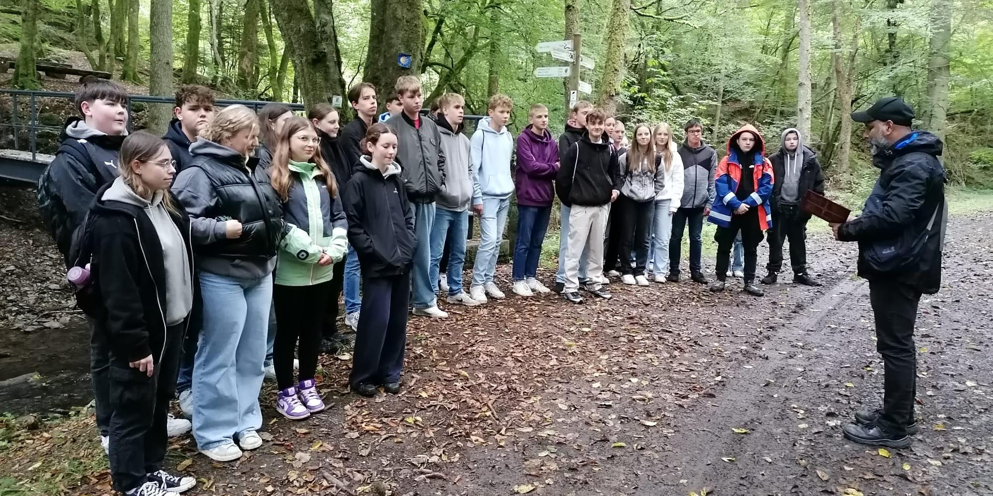 Die Firmlinge (hier die Gruppe aus der Pfarrei der Heiligen Elisabeth zwischen Endert und Üß mit Pater Lenin James) bei einem Impuls.