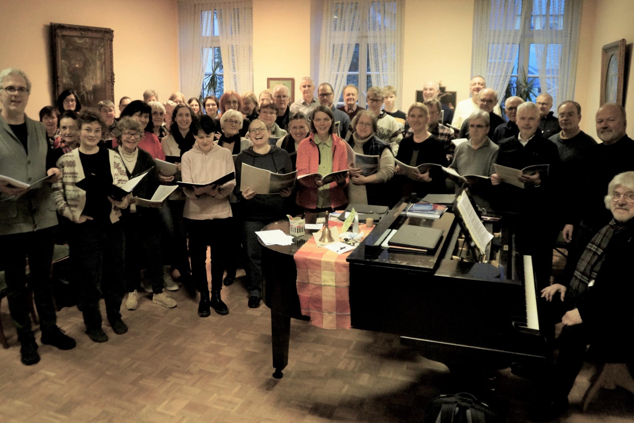 Proben für das Konzert zum Jahreswechsel: das Vokalensemble St. Paulin mit dem musikalischen Leiter Volker Krebs  (links) und Komponist Joachim Reidenbach (rechts), dessen „Te deum“ uraufgeführt wird.