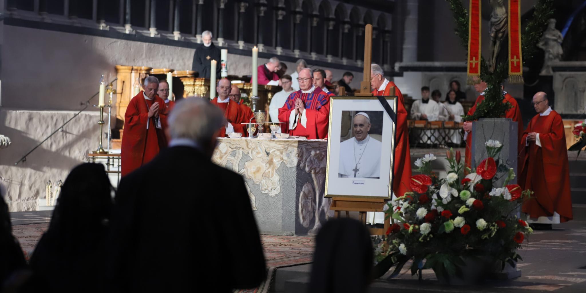 Bischof Ackermann hat ein Requiem für den verstorbenen Papst Franziskus gefeiert.