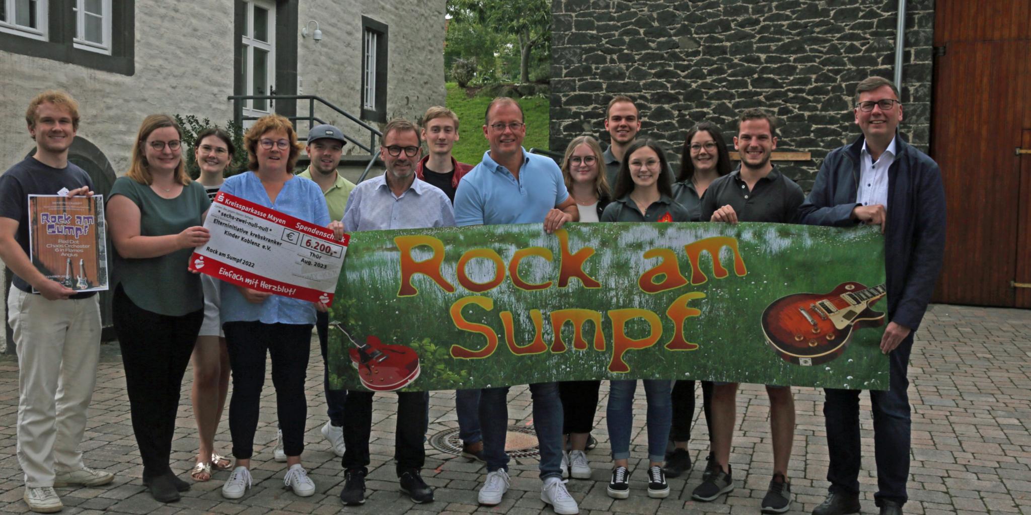Mitwirkende und Organisatoren der Traditionsveranstaltung „Rock am Sumpf “ bei der Spendenübergabe.
