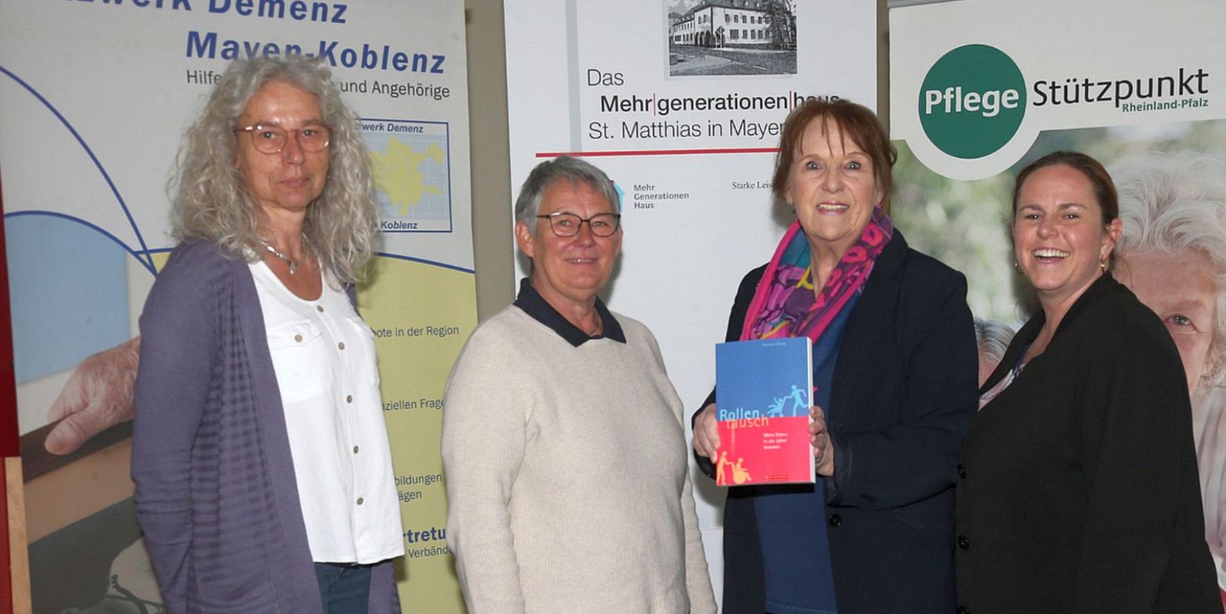Dorothee Waldorf (Pflegestützpunkt Mayen-Vordereifel) und Martina Pickhardt (Pflegestützpunkt Maifeld) freuten sich mit Dorothee Döring und MGH-Koordinatorin Susanne Breitbach (von links) über die gute Resonanz.