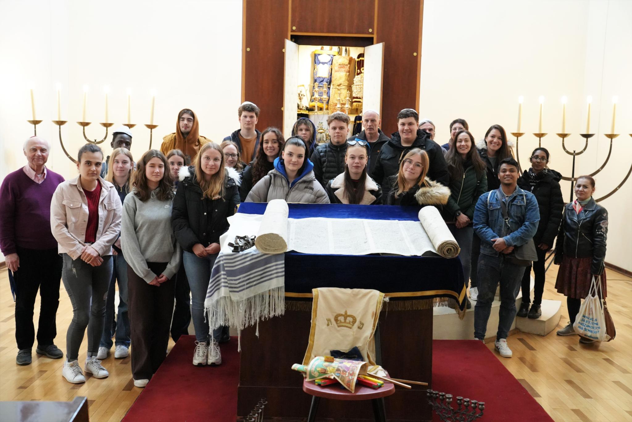 Eine Gruppe aus den Freiwilligen Sozialen Diensten besucht die Synagoge der Jüdischen Gemeinde in der Kaiserstraße.