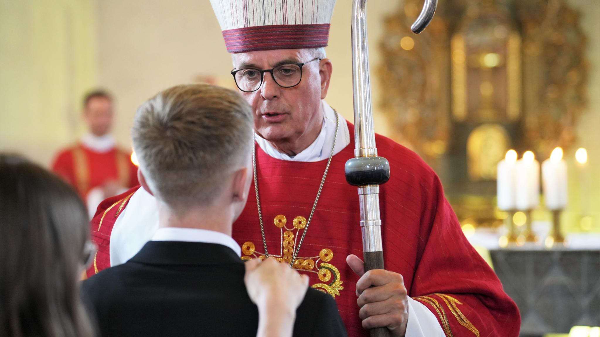 Weihbischof Jörg Michael Peters spendet den jungen Menschen das Firmsakrament in Manderscheid.