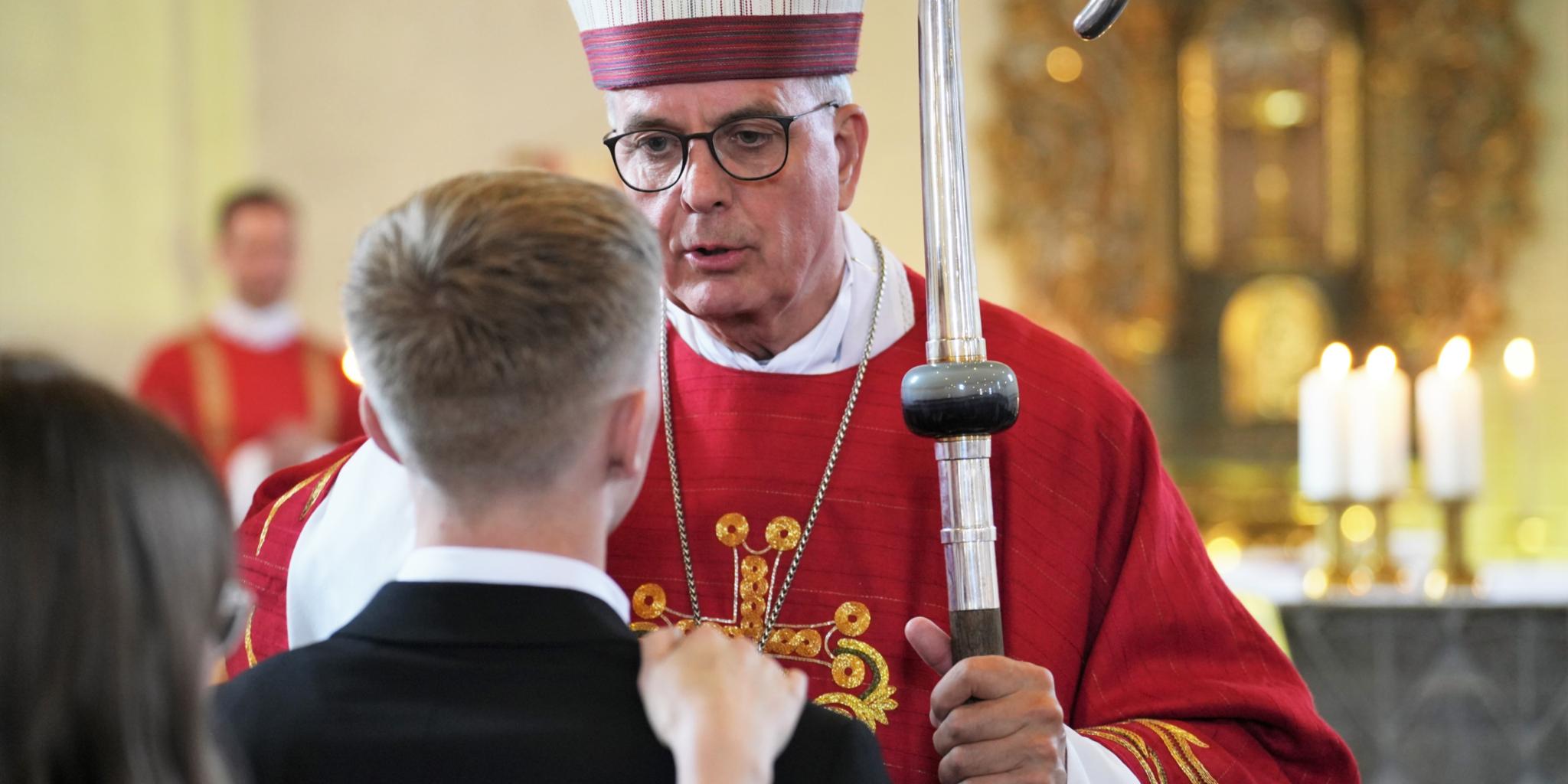 Weihbischof Jörg Michael Peters spendet den jungen Menschen das Firmsakrament in Manderscheid.