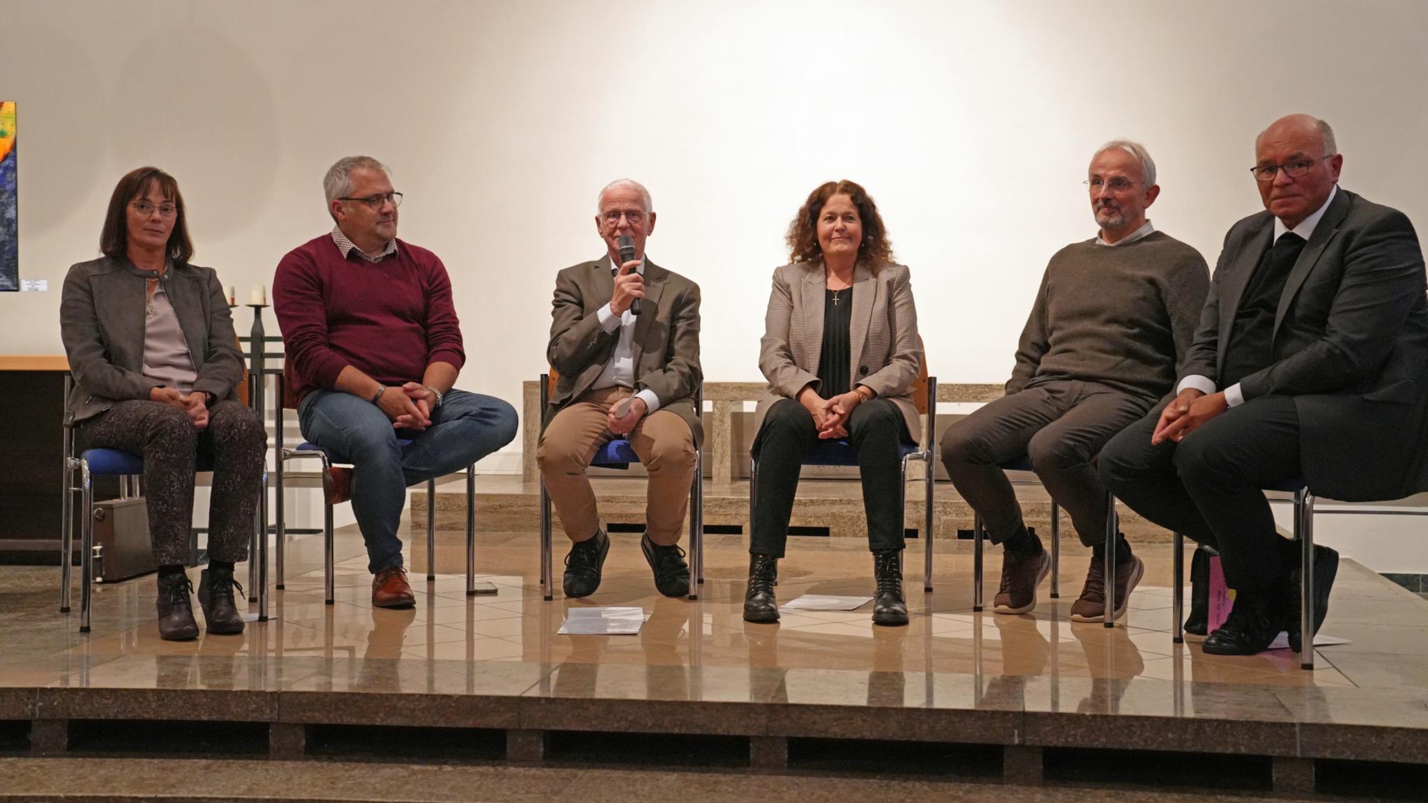 Auf dem Podium saßen Hildegard Cremer, Klaus Keil, Moderator Peter Rütten, Elke Cajé, Dr. Burkhard Zwerenz und Pfarrer Patrick Ringhausen (von links).