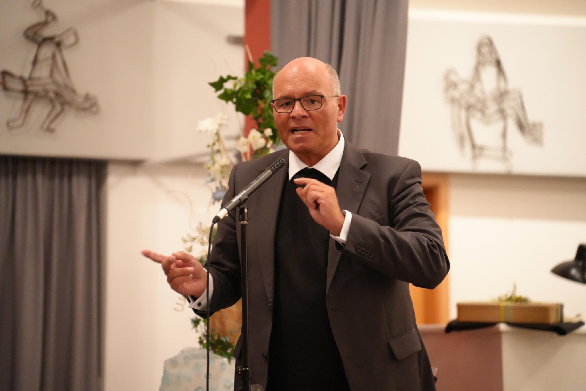 Pfarrer Patrick Ringhausen hatte mit der Arbeitsgemeinschaft „Brennpunkt Kirche“ den Abend organisiert.