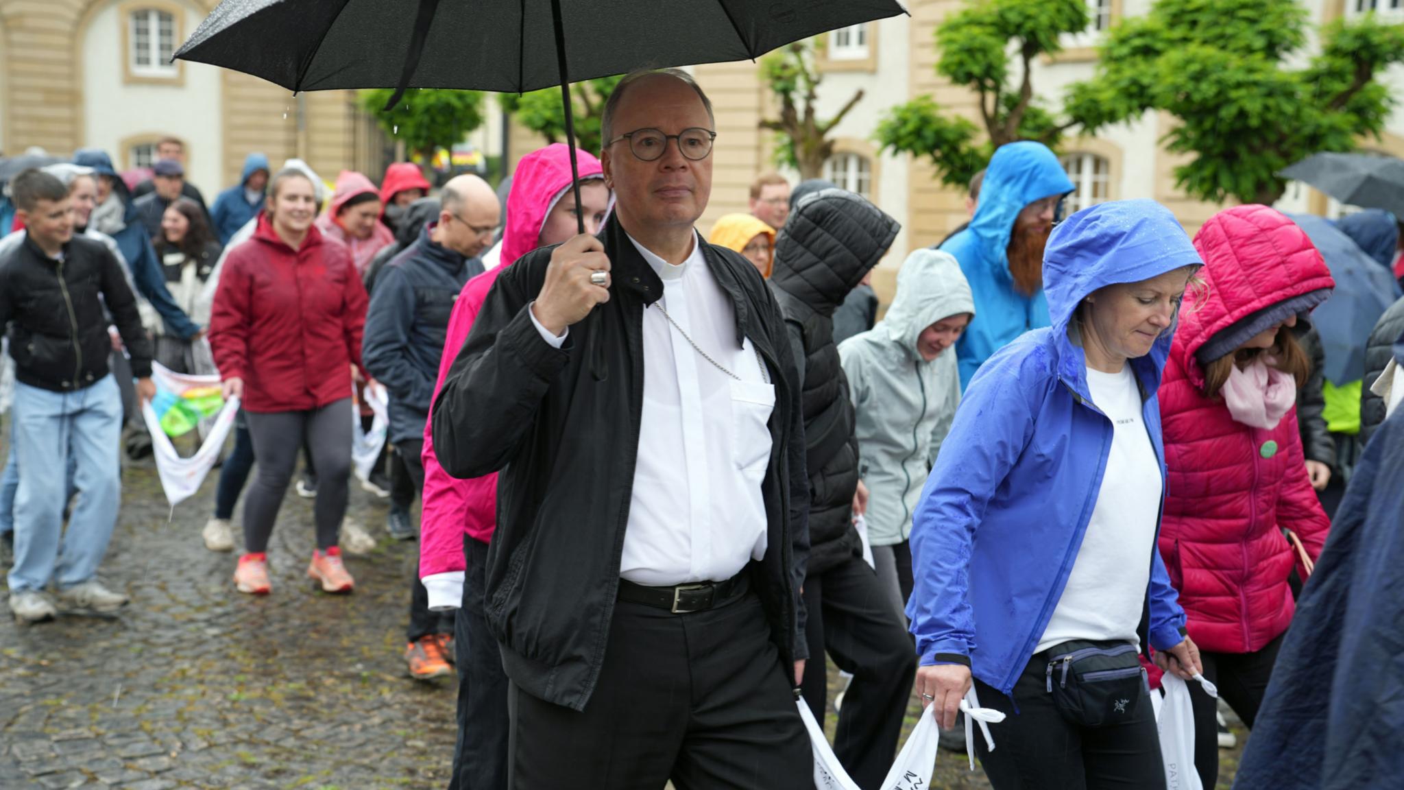 Mit beim Springen dabei ist auch der Trierer Bischof Stephan Ackermann (mit Schirm)