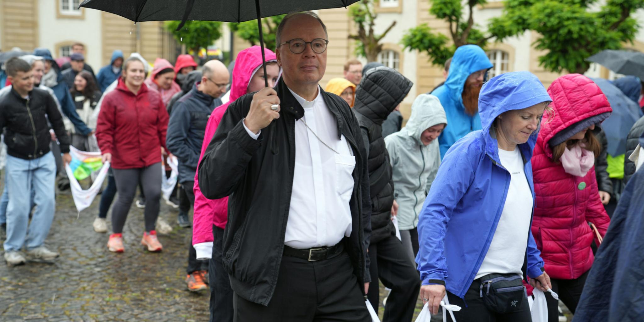 Mit beim Springen dabei ist auch der Trierer Bischof Stephan Ackermann (mit Schirm)