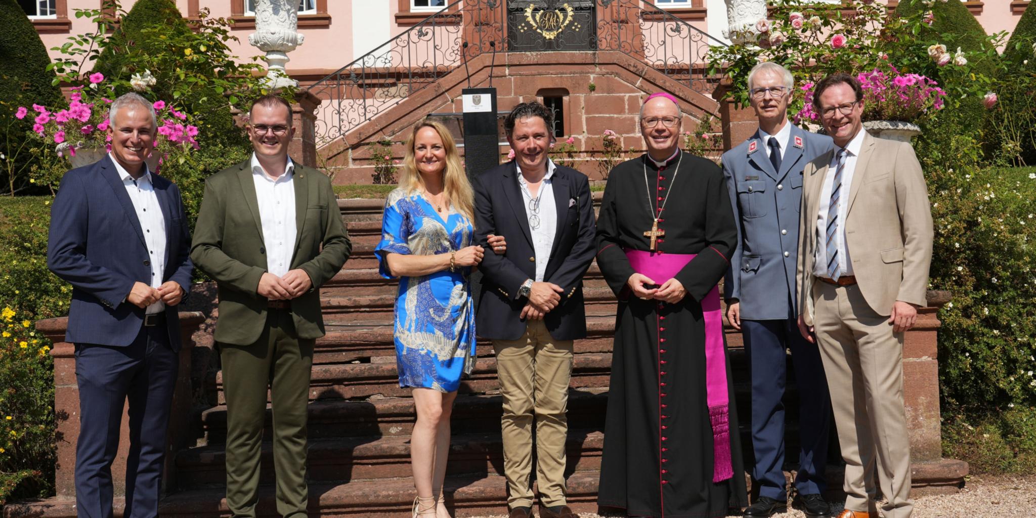 Vor dem Jubiläumsschloss (von links): Der Politiker Dennis Junk, Ortsbürgermeister Christoph Thieltges, Marina und Georg von Walderdorff, Bischof Dr. Stephan Acker-mann, Malteser-Geschäftsführer Werner Sonntag und Bürgermeister Andreas Ha-ckethal (Morbach).