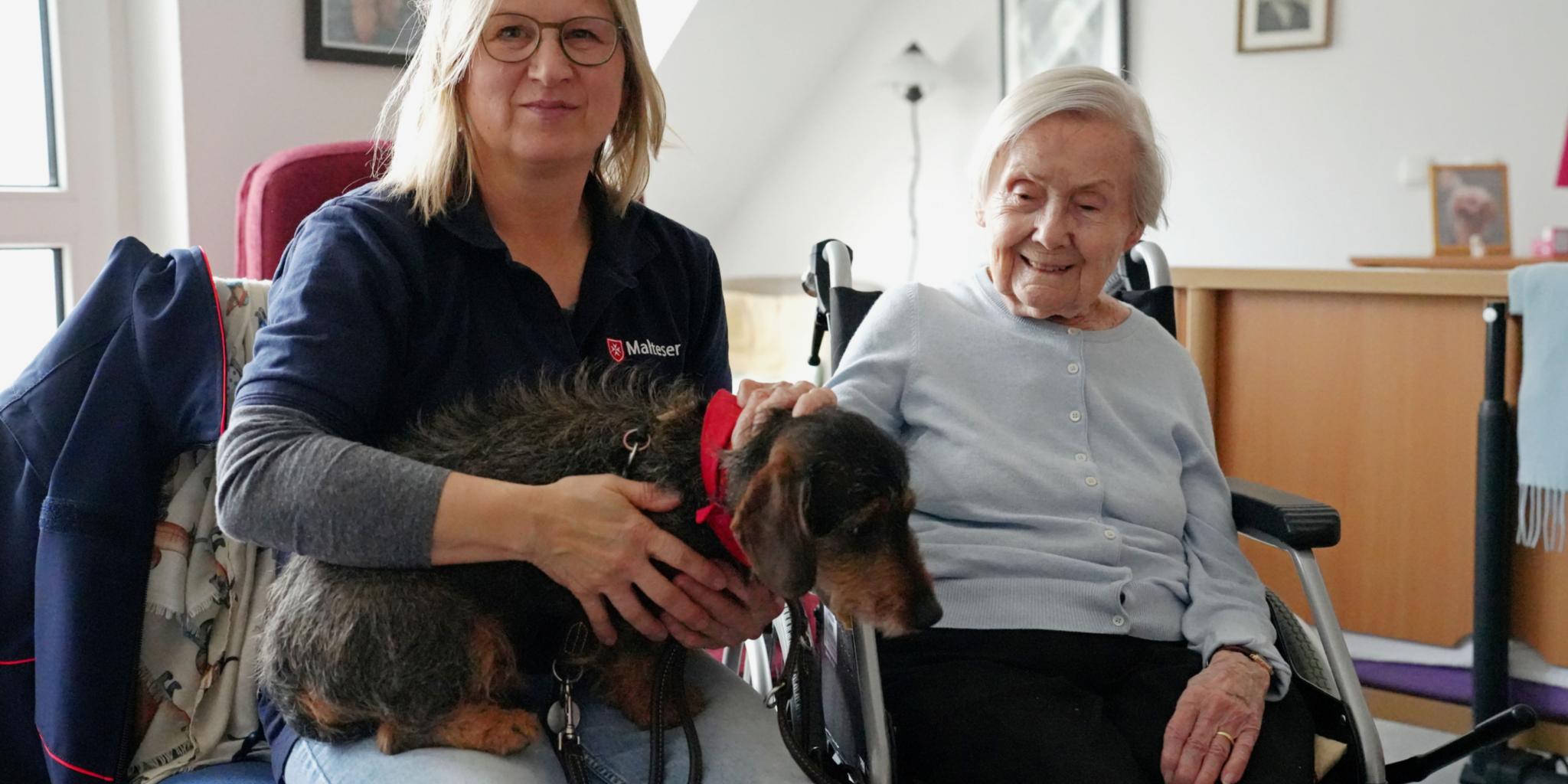 Petra Fröhlich (links) mit Hund Chillie besuchen die Seniorin Anita Jonas