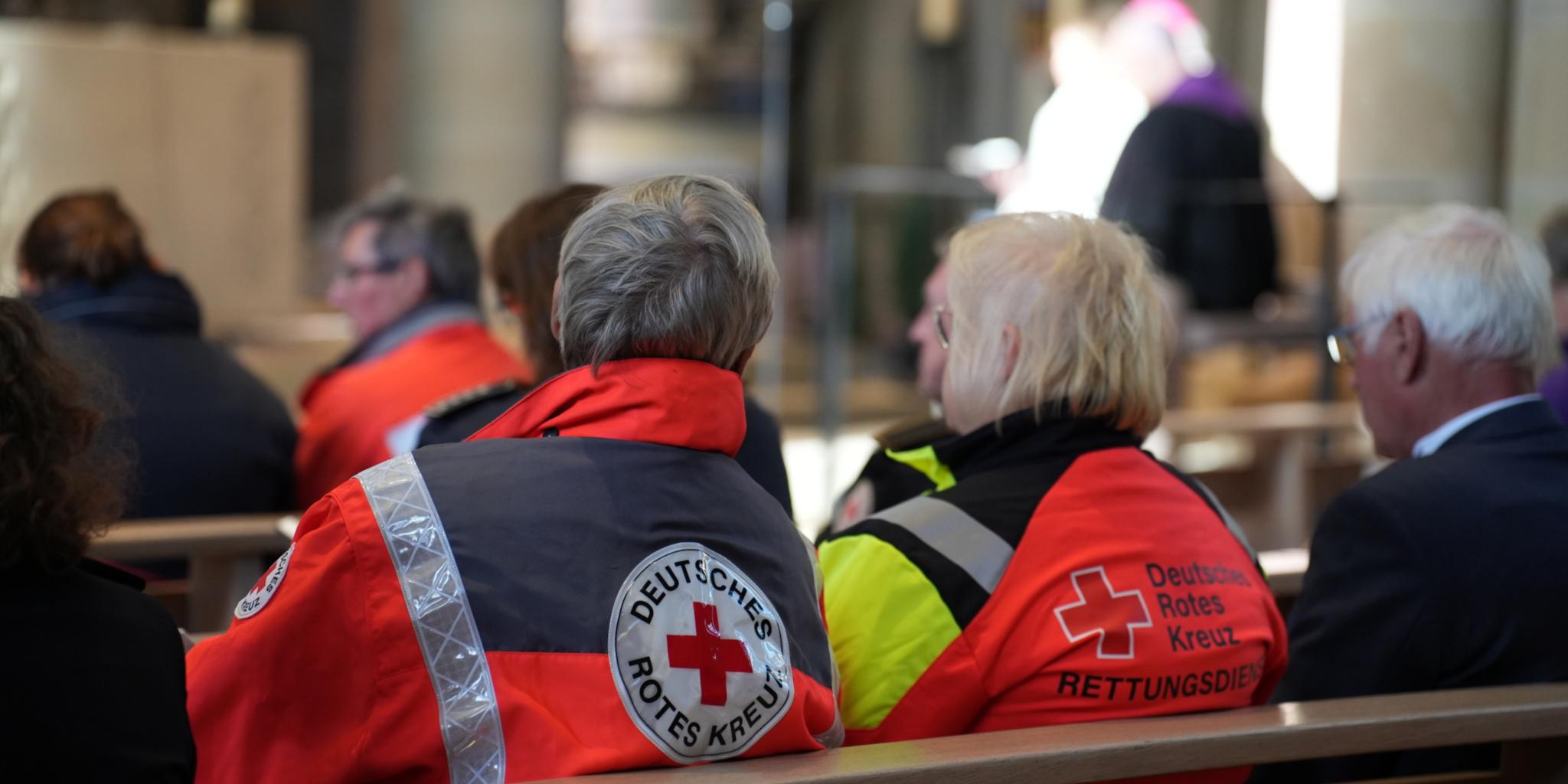Einsatzkräfte aus verschiedenen Notfall- und Rettungsdiensten sind zum Dank- und Segensgottesdienst in die Liebfrauenkirche gekommen.