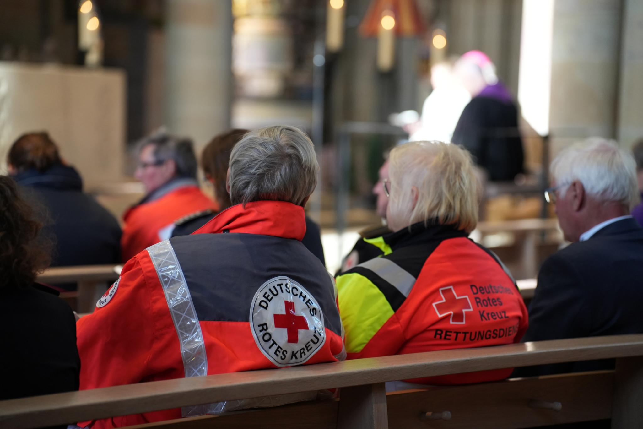 Einsatzkräfte aus verschiedenen Notfall- und Rettungsdiensten sind zum Dank- und Segensgottesdienst in die Liebfrauenkirche gekommen.