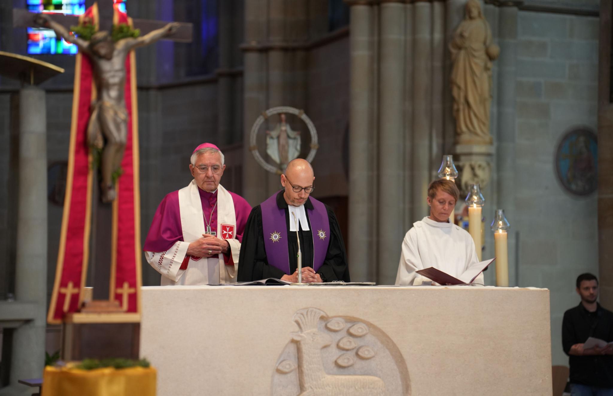 Weihbischof em. Franz Josef Gebert, Pfarrer Dr. Christian Jung und Carmen Folz (von links) begleiten den Gottesdienst liturgisch.