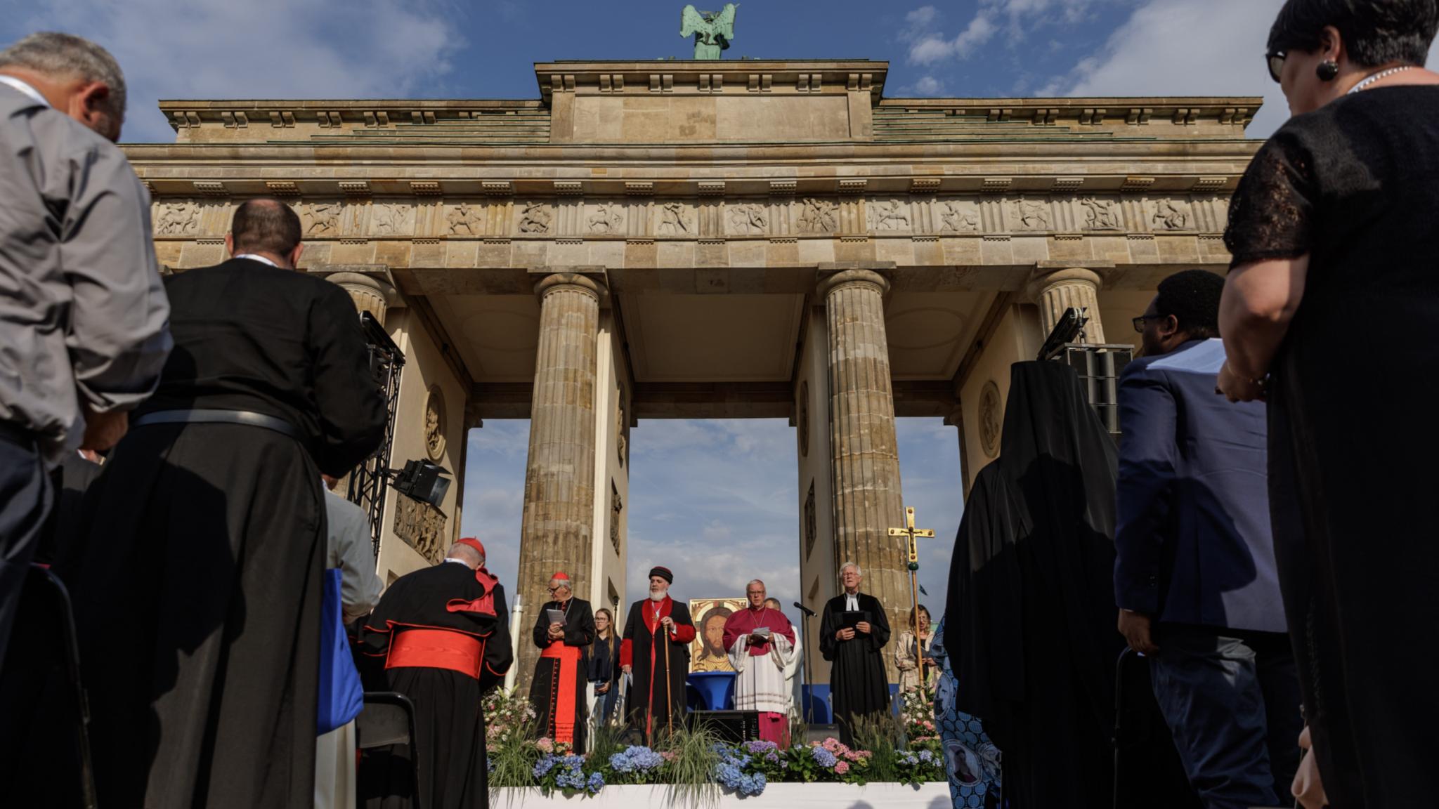 Die Schlusskundgebung des Internationalen Friedenstreffens fand am Brandenburger Tor in Berlin statt.